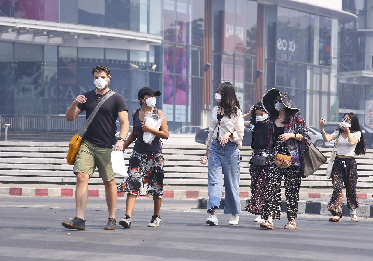 泰國與緬甸官員19日在清邁府舉行會議，雙方同意加強跨境霾害治理合作。圖為因空污嚴重，清邁的遊客在街頭戴著口罩。(檔案照)