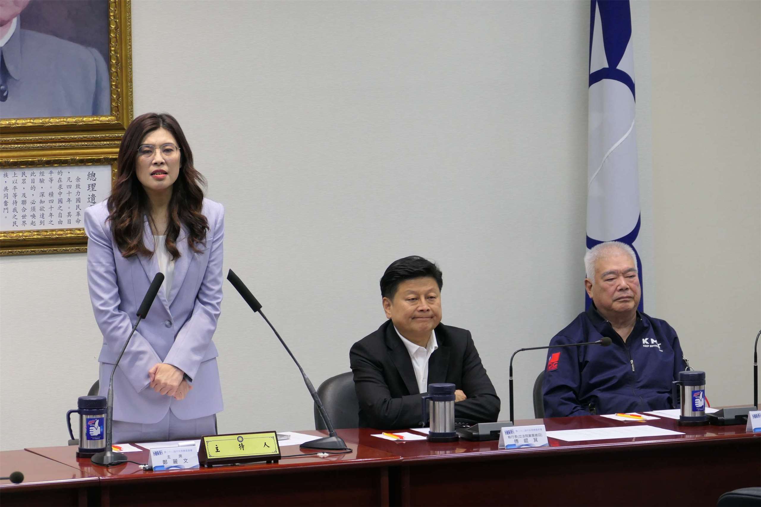 國民黨主席鄭麗文(左1)今天(6日)在中常會發表談話時表示，經過和民眾黨主席黃國昌、立法院長韓國瑜溝通後，大家一致希望把「新台幣3,800億元+N」中的「+N」，透過立法更具體完整來呈現。(趙婉淳 攝)
