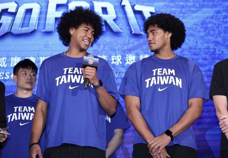 台灣男籃將在世界盃亞洲區資格賽第3階段分別迎戰韓國、中國，不過「賀家兄弟」賀丹(Adam Hinton,右)、賀博(Robert Hinton,左)已經婉拒邀請。 (圖：中央社檔案照)