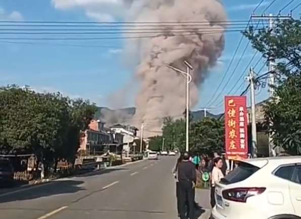 湖南瀏陽煙花廠發生爆炸，造成嚴重傷亡。(翻攝微博@蒸兔)