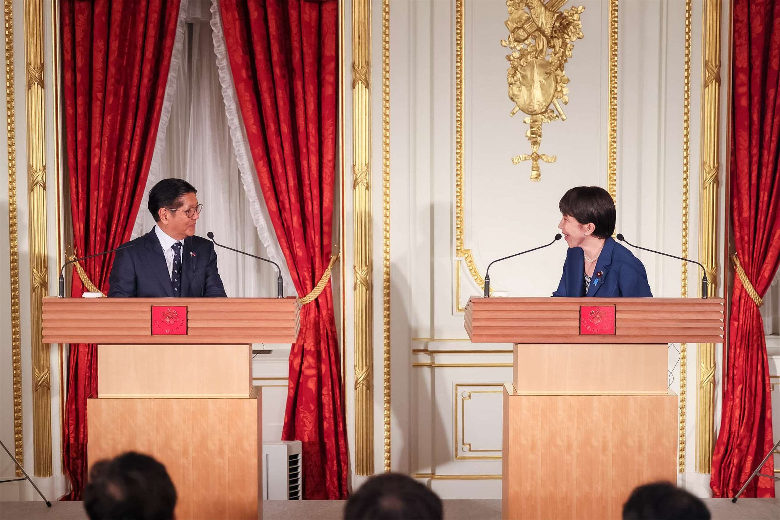 日本首相高市早苗(右)28日晚間與菲律賓總統小馬可仕(Ferdinand Marcos)(左)舉行會談。(X平台/@takaichi_sanae)