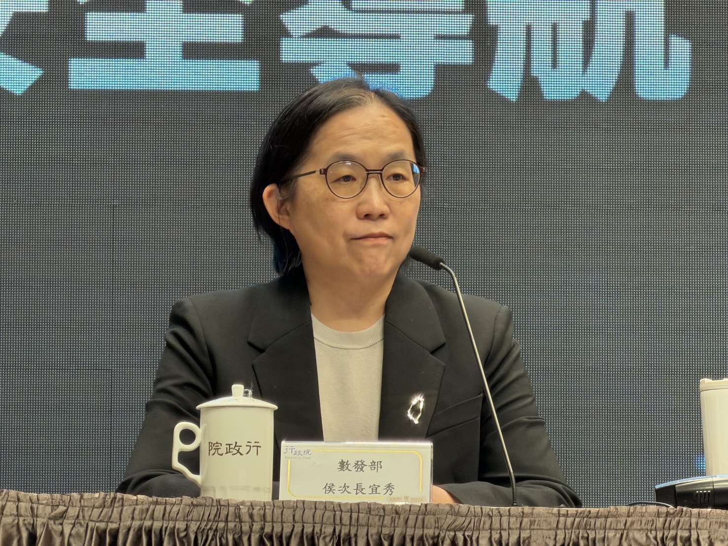 數發部次長侯宜秀21日出席行政院會記者會。(鄭佑漢 攝)