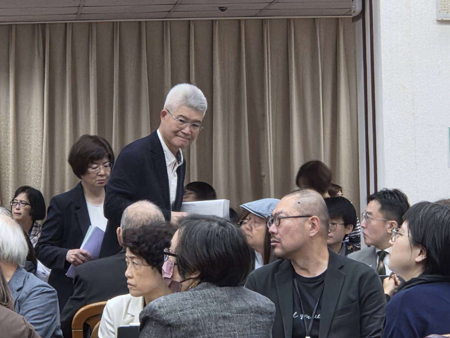國民黨立委羅智強引用公視法修法已刪董座延任條款，胡元輝已經是「前」董事長，因此要求列席的胡元輝(見圖)離席，教委會召委羅廷瑋隨後也裁示請胡元輝離場。(江昭倫 攝)
