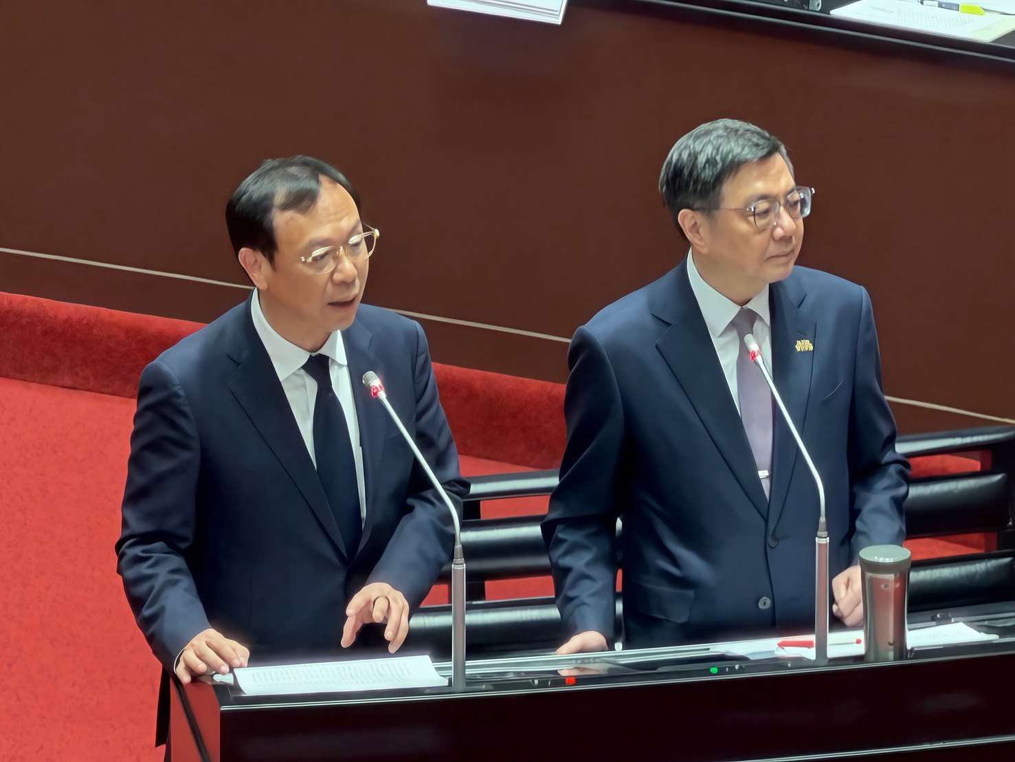 行政院長卓榮泰(右)及衛福部長石崇良(左)26日在立法院備詢。(鄭佑漢 攝)