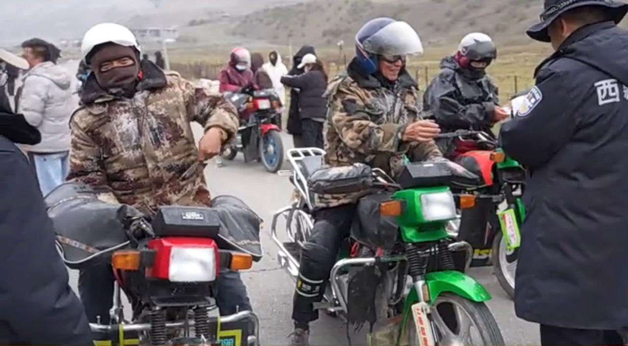 西藏警察盤查民眾。(西藏之聲官網)