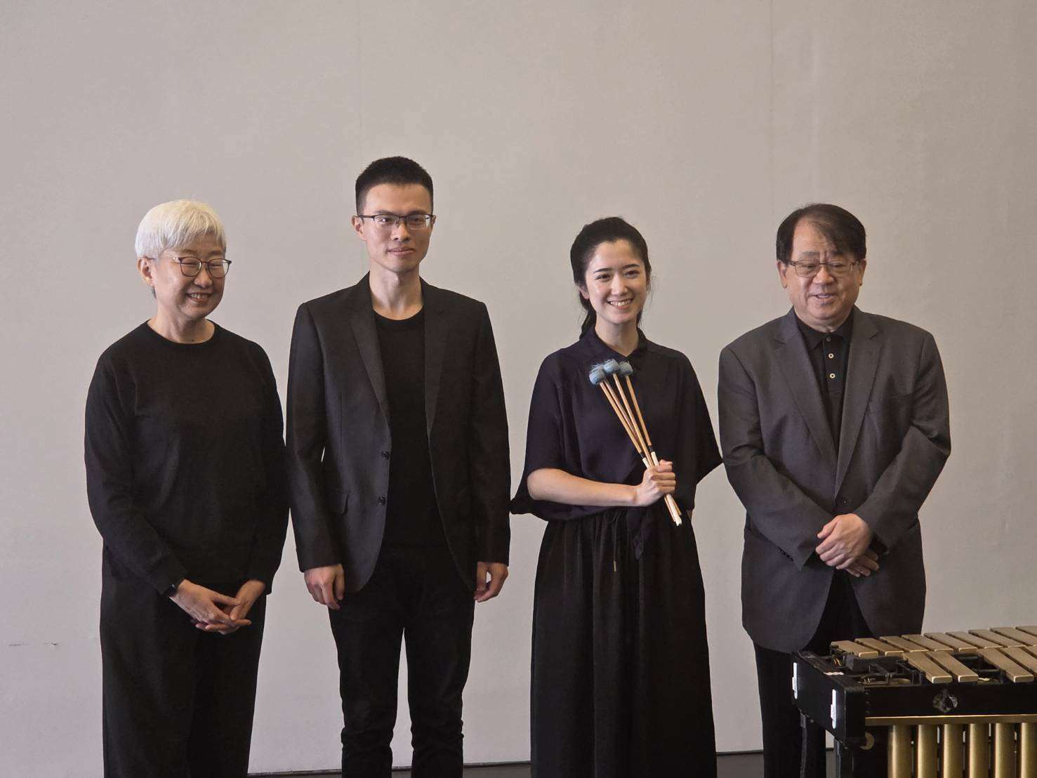 台北表演藝術中心今年首度與朱宗慶打擊樂團合作推出「擊思藍盒子」計畫，邀請新世代打擊樂家謝孟甫(左二)、巫欣璇(右二)帶來兩齣跨界擊樂劇場作品。左一為北藝中心董事長王文儀、右一為朱宗慶。(江昭倫 攝)
