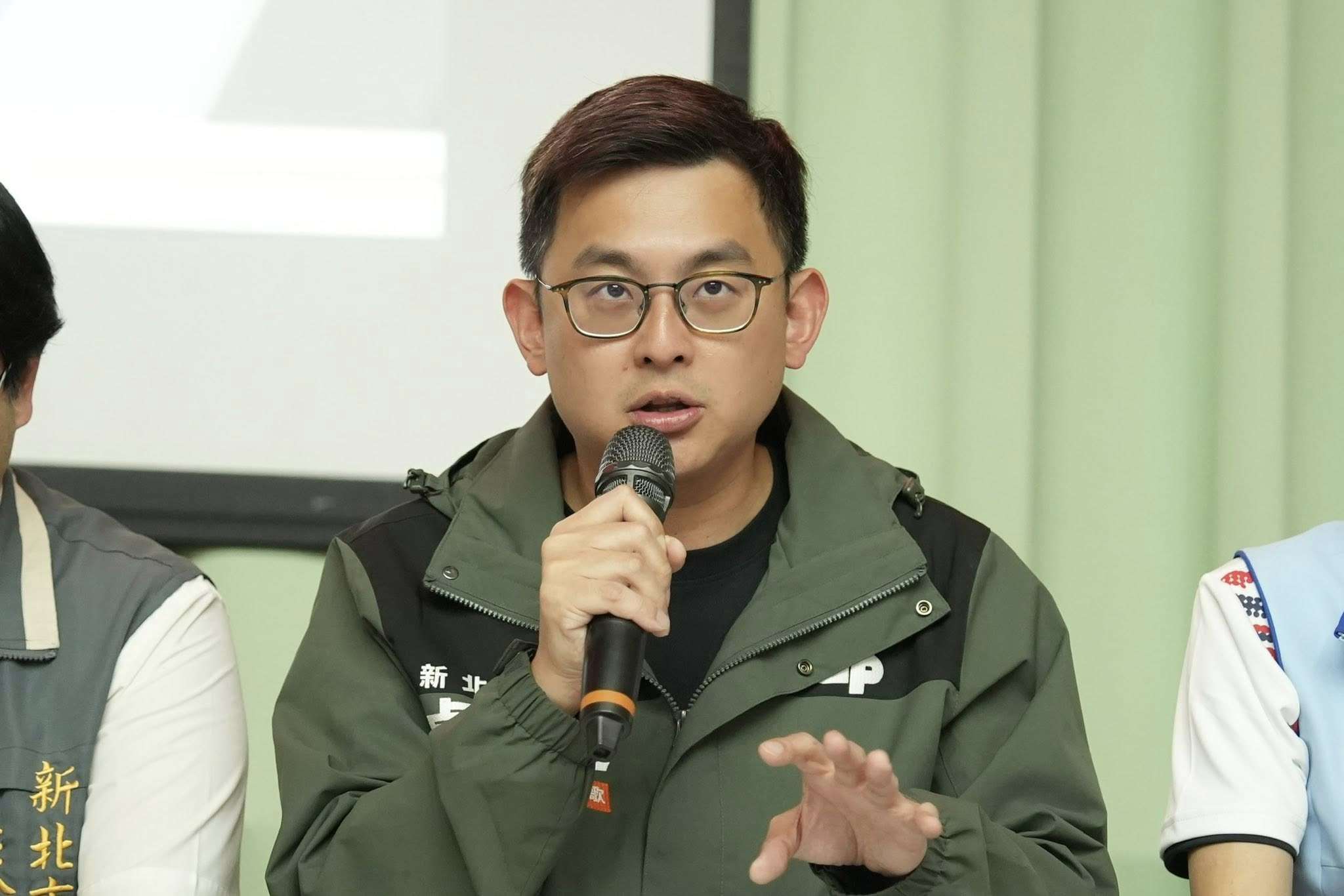 新北市議員卓冠廷(圖)的前助理黃女遭控變造同黨議員競選看板，涉個資法送辦。卓冠廷表示，無論是團隊現任或前任成員，面臨司法案件，辦公室會全力配合司法調查。(圖：卓冠廷粉專)