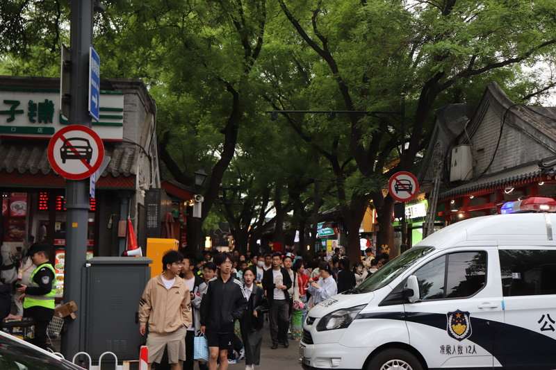 中國為期5天的「五一」假期1日開始，有民眾請了4天假就可連休11天，各地景點遊客塞爆。