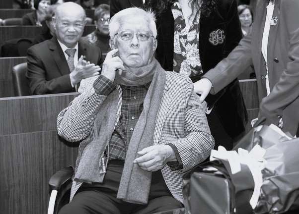 前外交部長楊進添辭世，享壽83歲。圖為前外交部長楊進添(前中)今年(2026年)1月出席「永晝不息－楊進添回憶錄」新書發表會。(資料照片/中央社)