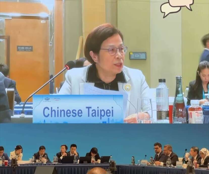 行政院政務委員兼經貿辦總談判代表楊珍妮22日出席亞太經濟合作會議（APEC）貿易部長會議，現場桌牌名稱維持慣例。（圖取自facebook.com/APECnews）