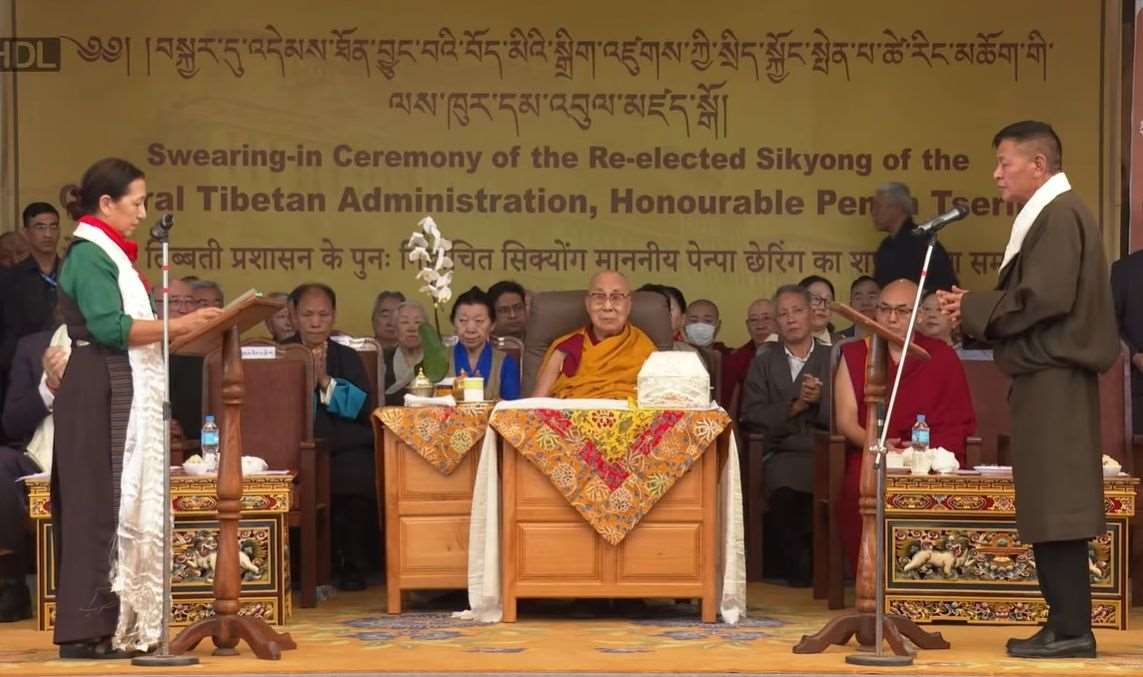西藏流亡政府最高行政領導人邊巴次仁(Penpa Tsering,右)27日宣誓連任，西藏精神領袖達賴喇嘛(Dalai Lama,中)出席典禮祈禱。 (圖:翻拍自達賴喇嘛YT直播)
