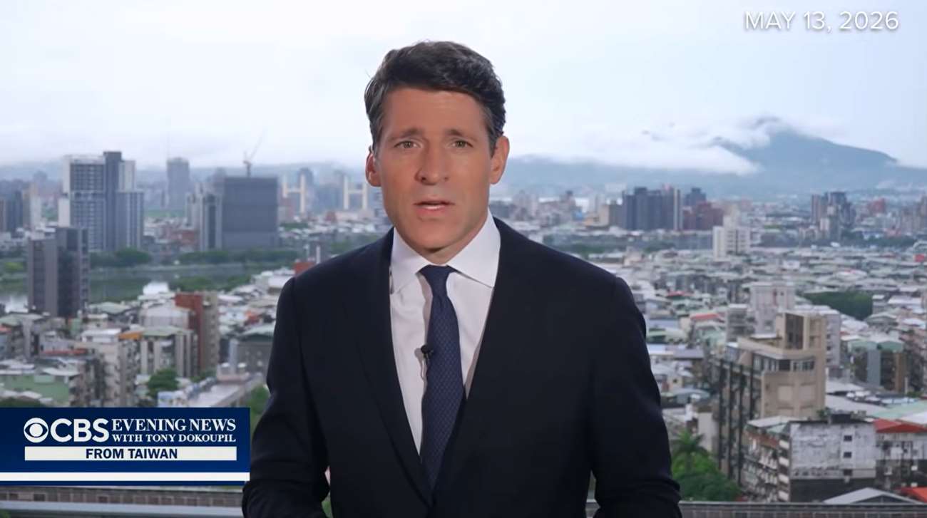 哥倫比亞廣播公司新聞網(CBS News)主播杜庫皮爾(Tony Dokoupil)因未取得中國簽證，被迫在台灣隔空報導川習會，連線畫面背景可見台灣街景。(翻攝YT/@CBS Evening News)