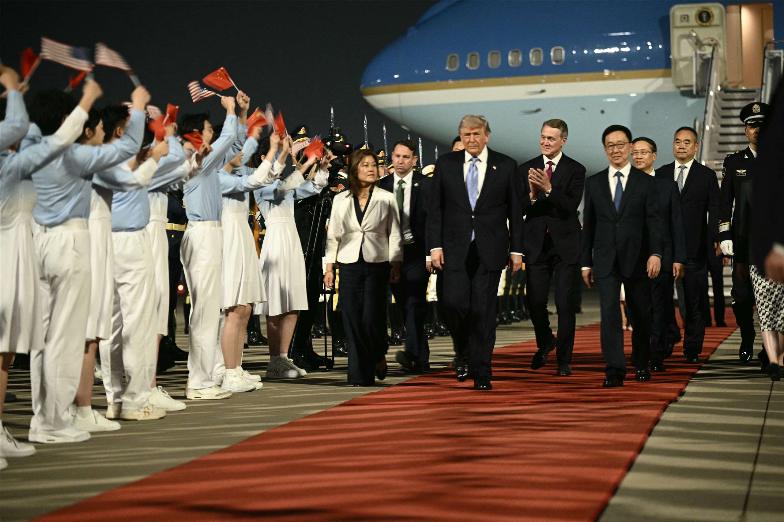 美國總統川普(Donald Trump)13日晚間抵達中國，由中國國家副主席韓正接機。