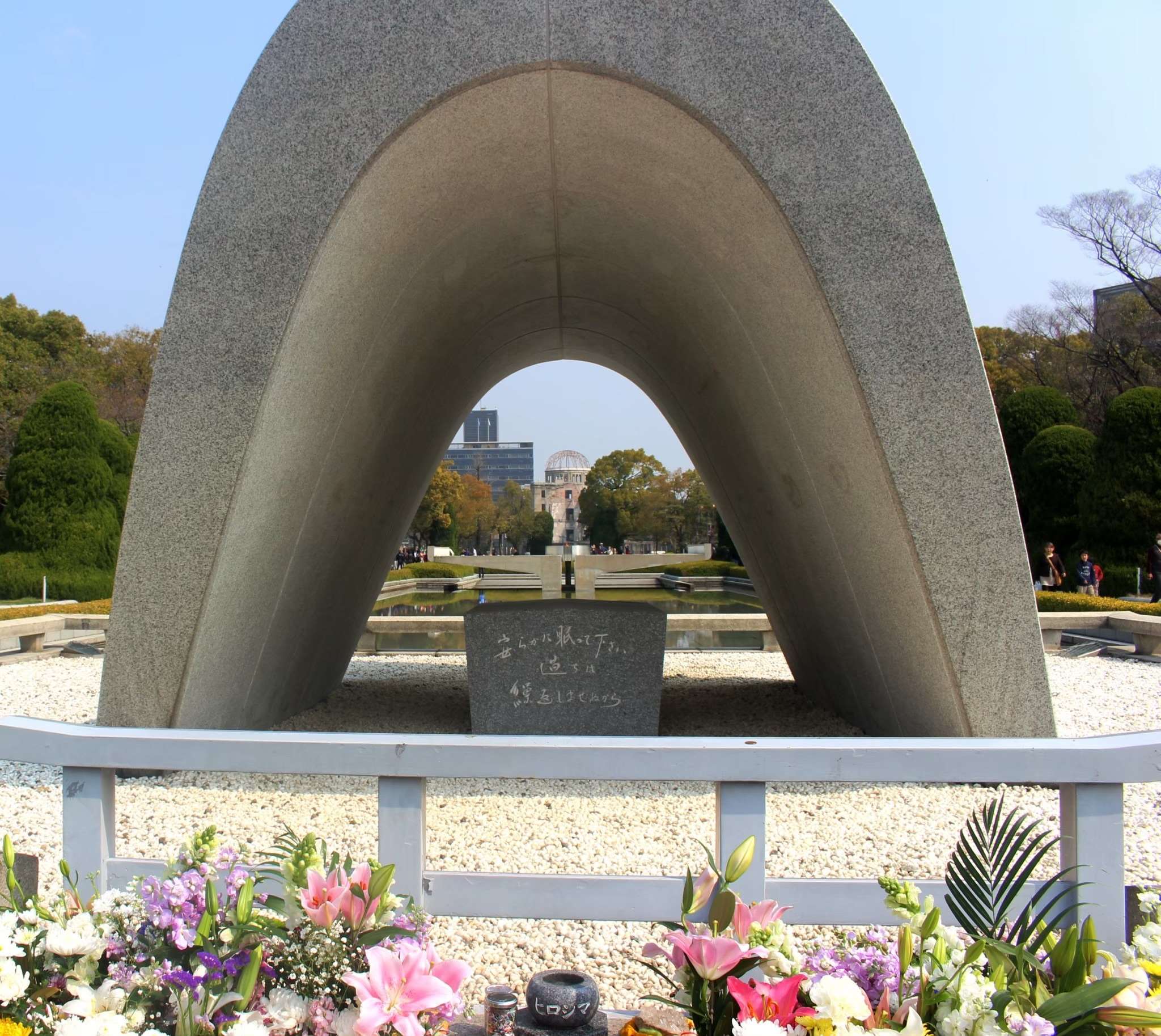 象徵日本廣島原爆記憶與和平祈願的「原爆之火」近日首度跨海抵達夏威夷珍珠港。圖為為紀念二戰期間日本廣島原爆地受難者而設立的廣島和平紀念公園內的原爆慰靈碑。(沈聰榮 攝)