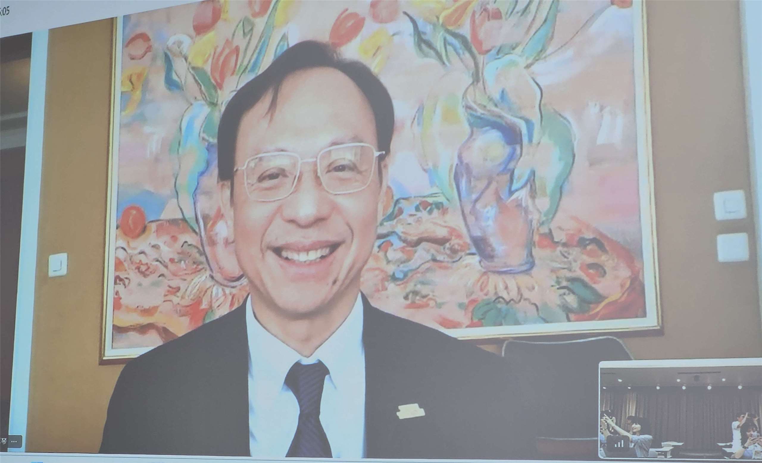 正在日內瓦參與WHA周邊活動的衛福部長石崇良19日與台灣記者視訊連線。(劉品希 攝)