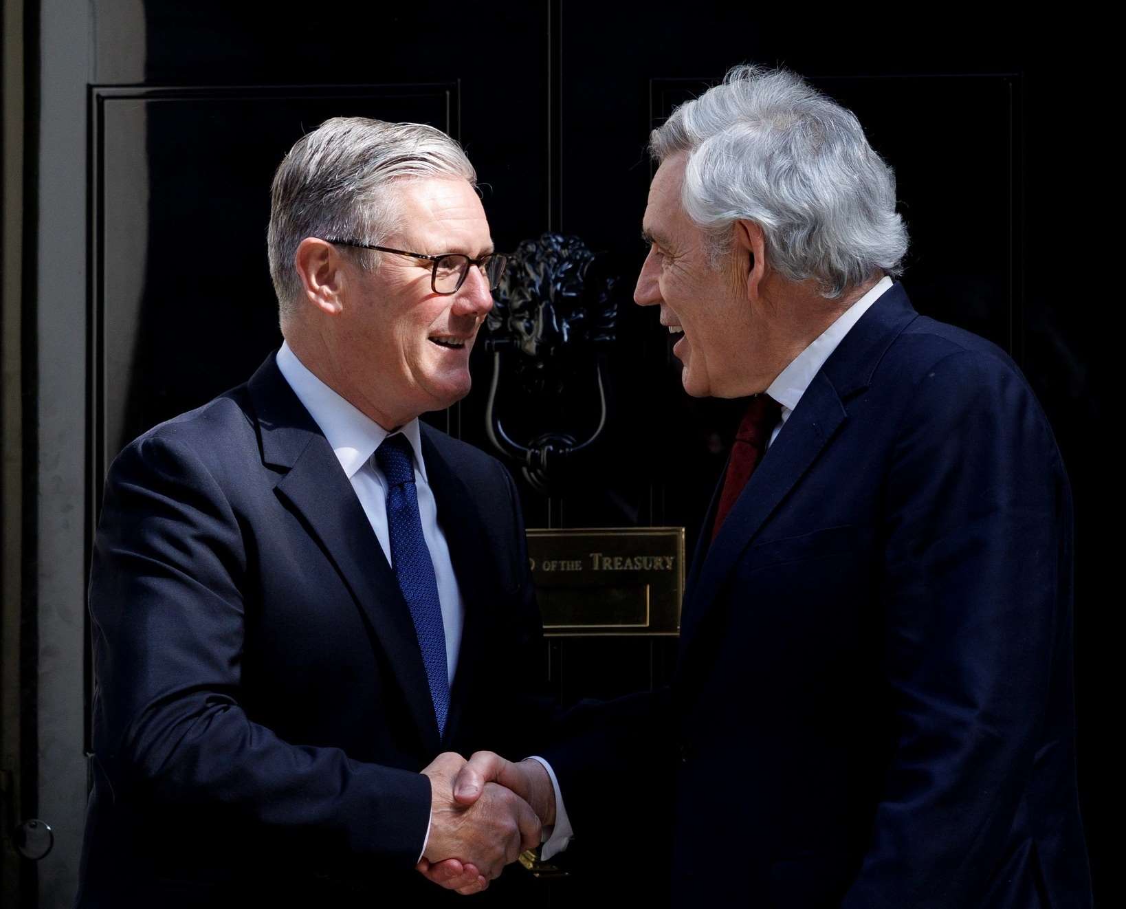英國首相施凱爾(左)9日任命前首相布朗(右)擔任全球金融事務特使。(FB@Keir Starmer﻿)