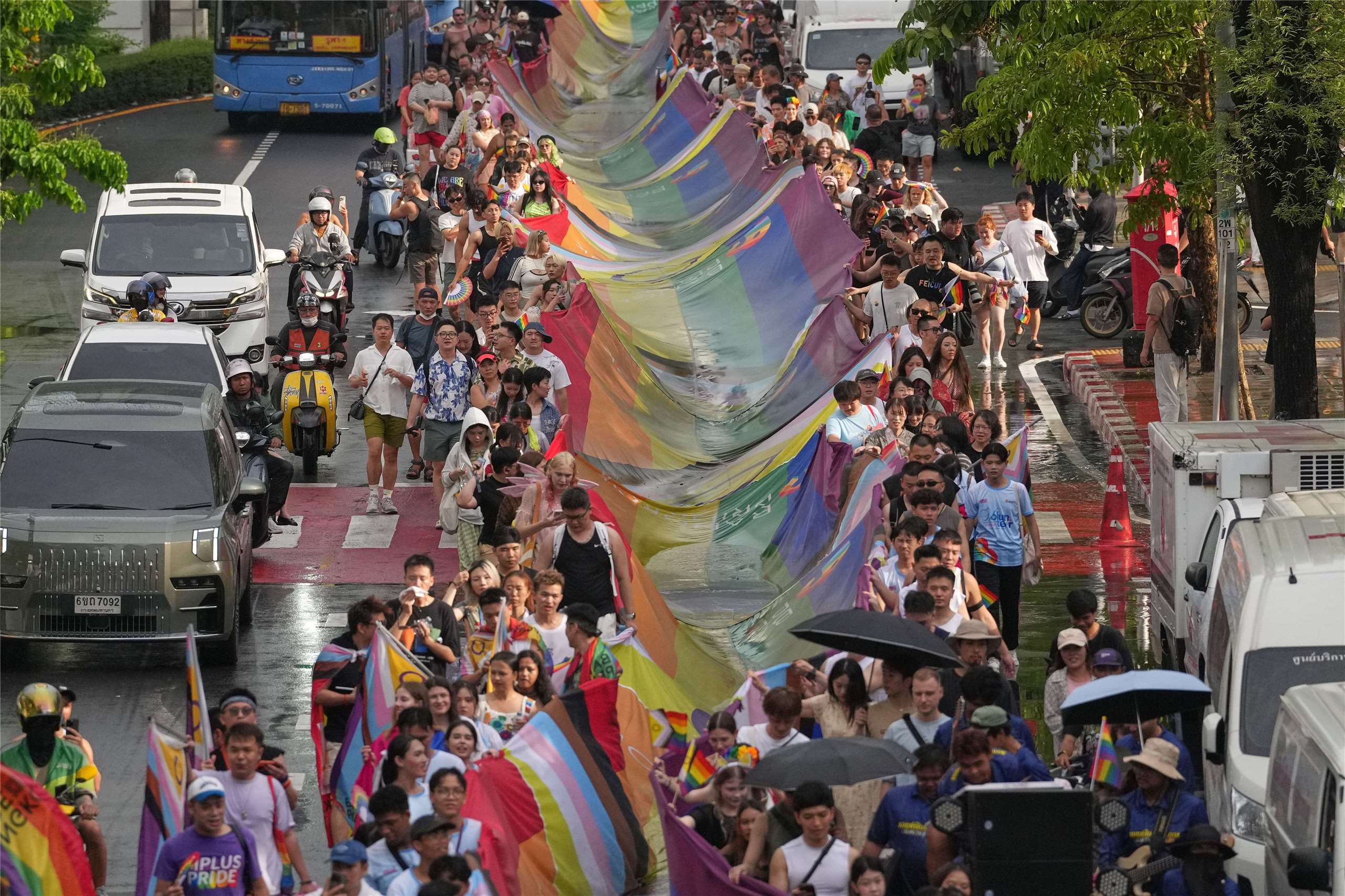 曼谷同志大遊行31日下午在街頭熱鬧登場，參與者高舉彩虹旗，慶祝LGBTQ+社群的「驕傲月」。