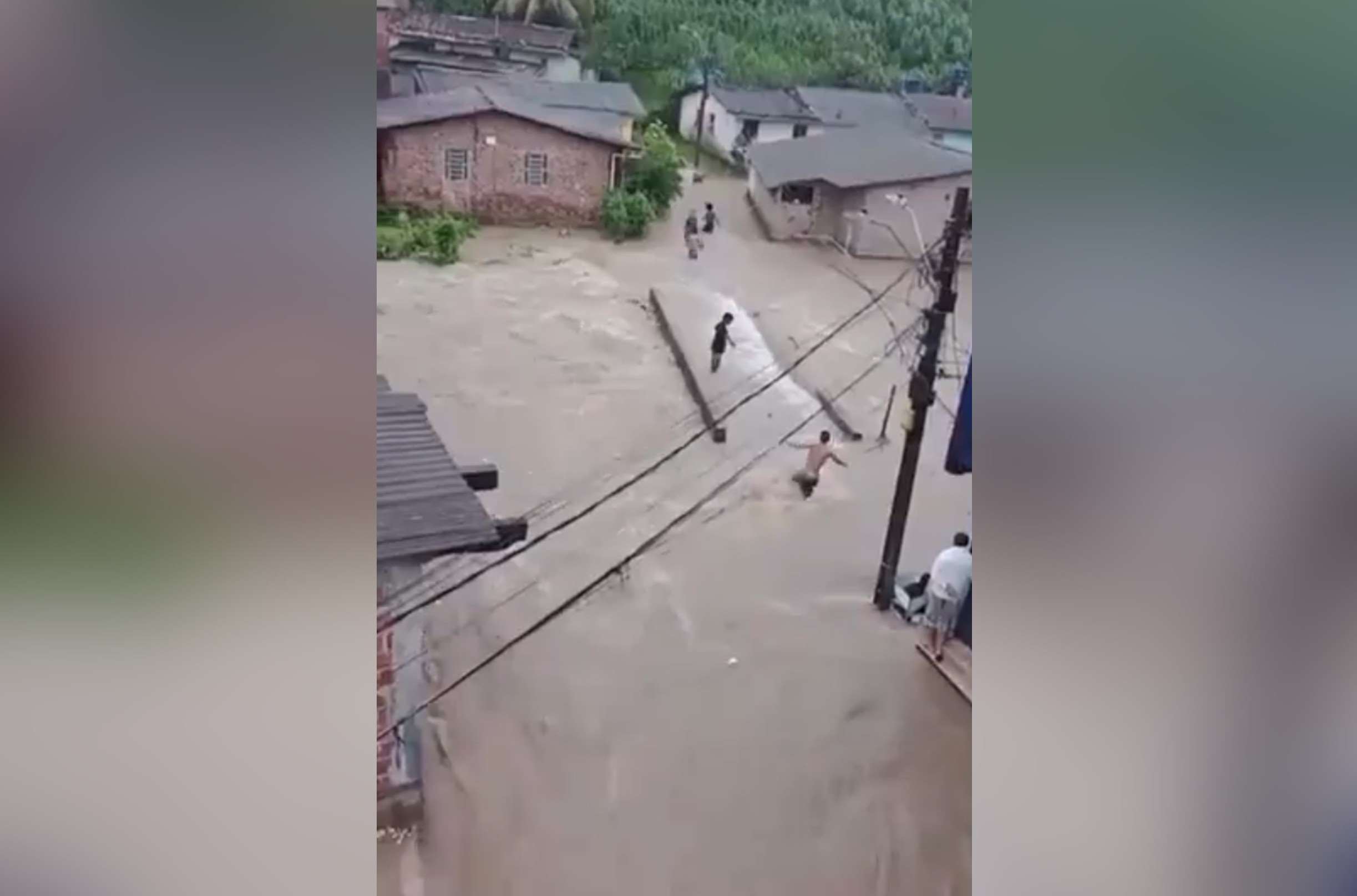 巴西東北部遭豪雨襲擊，數千人撤離家園。(翻攝X@WeatherMonitors)