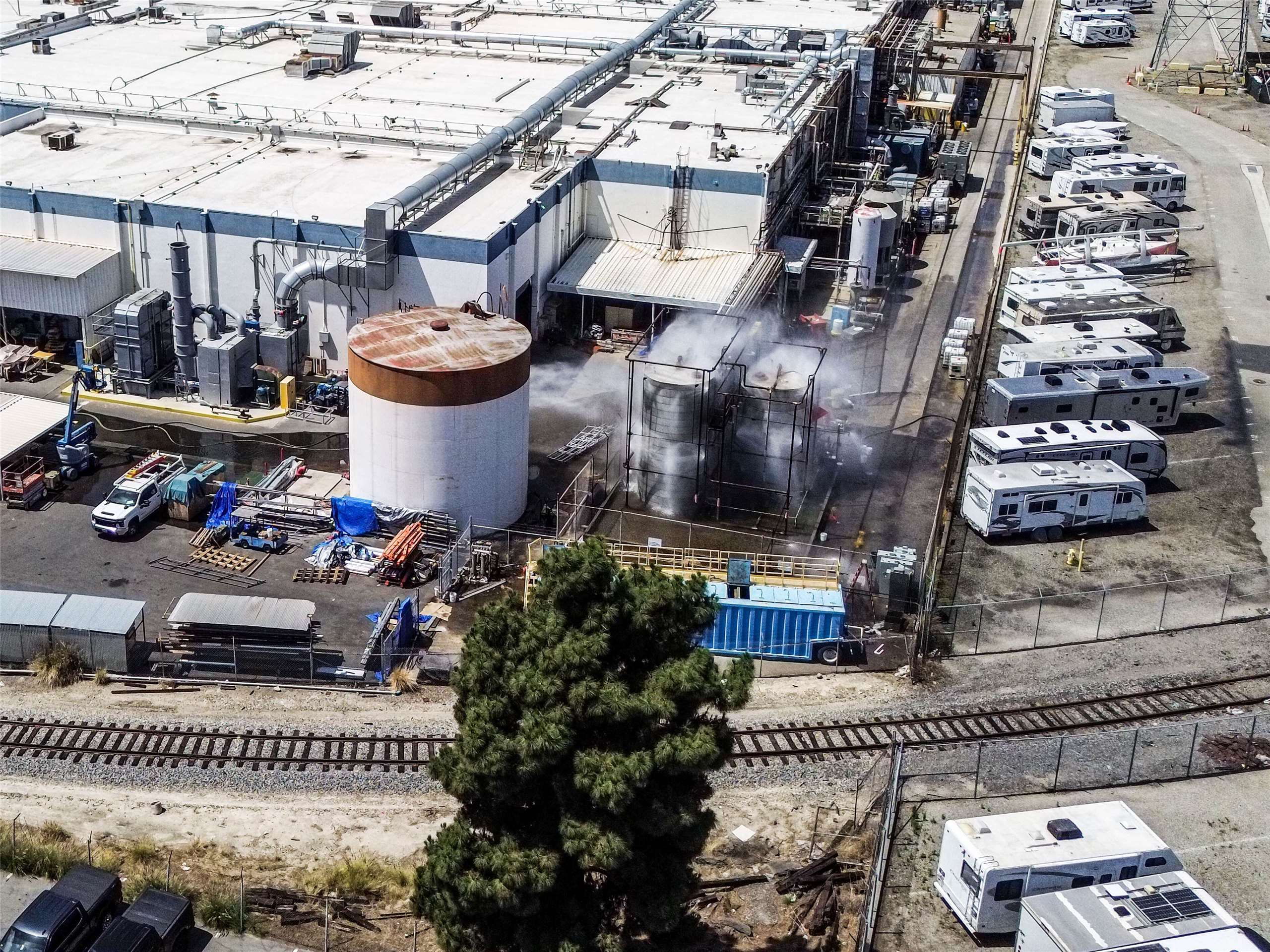 由於吉凱恩航太公司(GKN Aerospace)位於加州叢林園市(Garden Grove)的工廠發生危險化學品洩漏事故，導致數千人被疏散。圖為現場受損情況。(AFP)