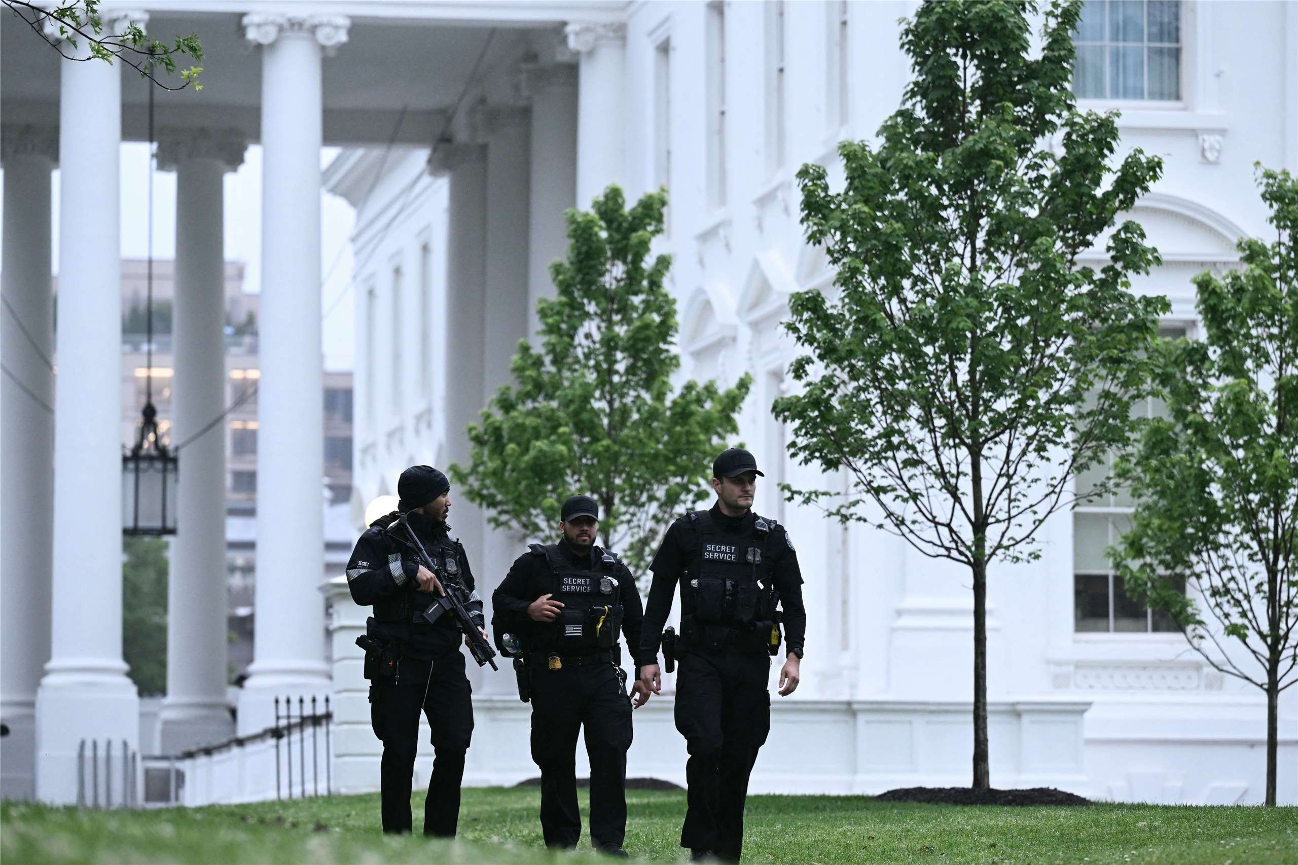 在白宮附近傳出槍響後，美國特勤局(Secret Service)幹員在白宮附近巡邏。(AFP)