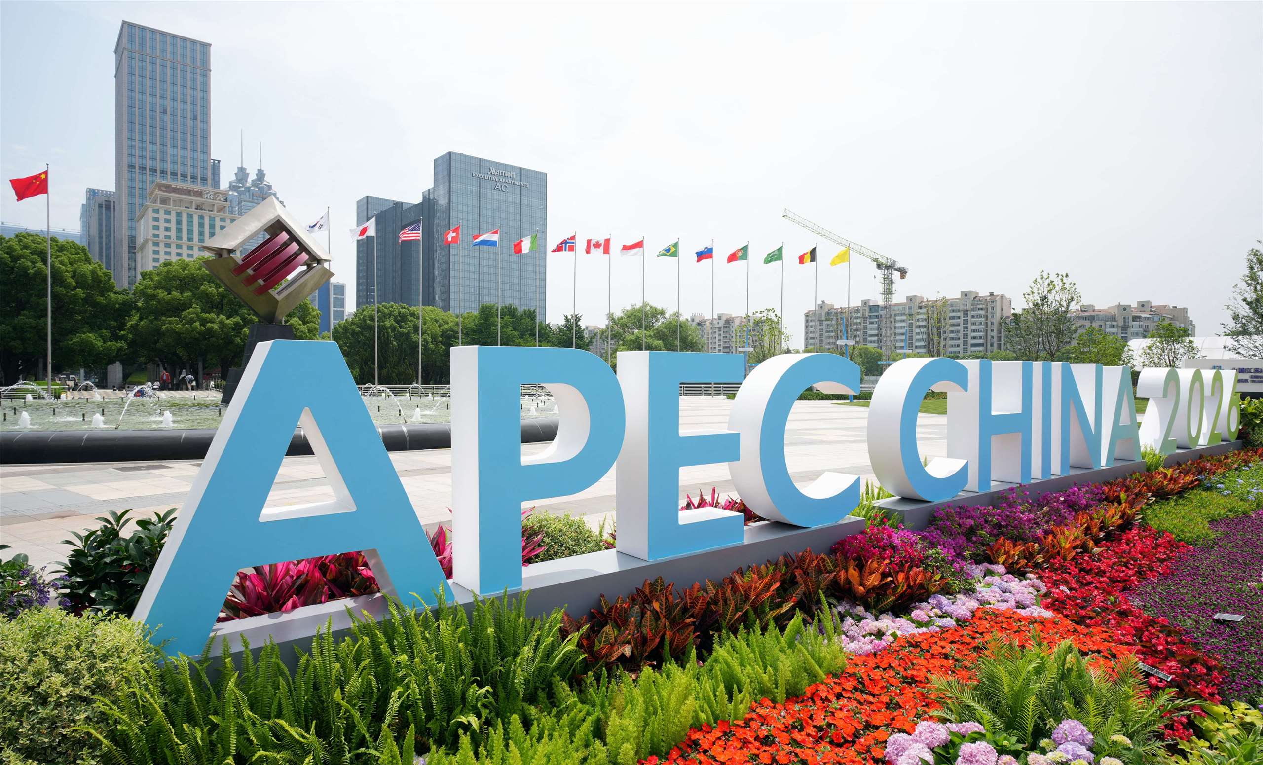第32屆亞太經濟合作會議(APEC)貿易部長會議，我國代表團由行政院政務委員暨經貿總談判代表楊珍妮，與外交部國際組織司司長孫儉元及行政院經貿談判辦公室同仁共同與會。