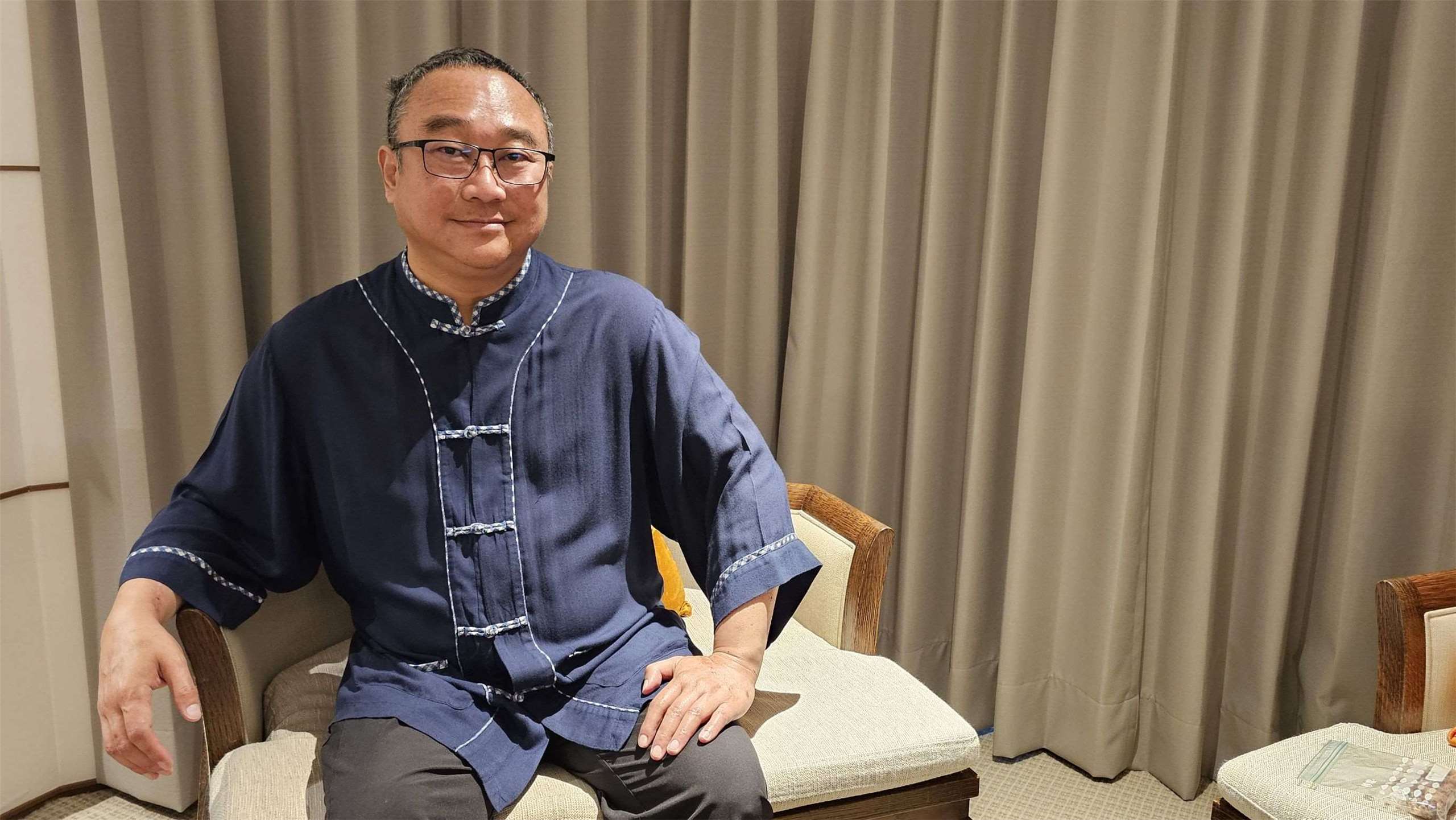 野百合學運發起人之一、現為台灣藍色東港溪保育協會理事的周克任接受中央廣播電台專訪。（趙婉淳 攝)