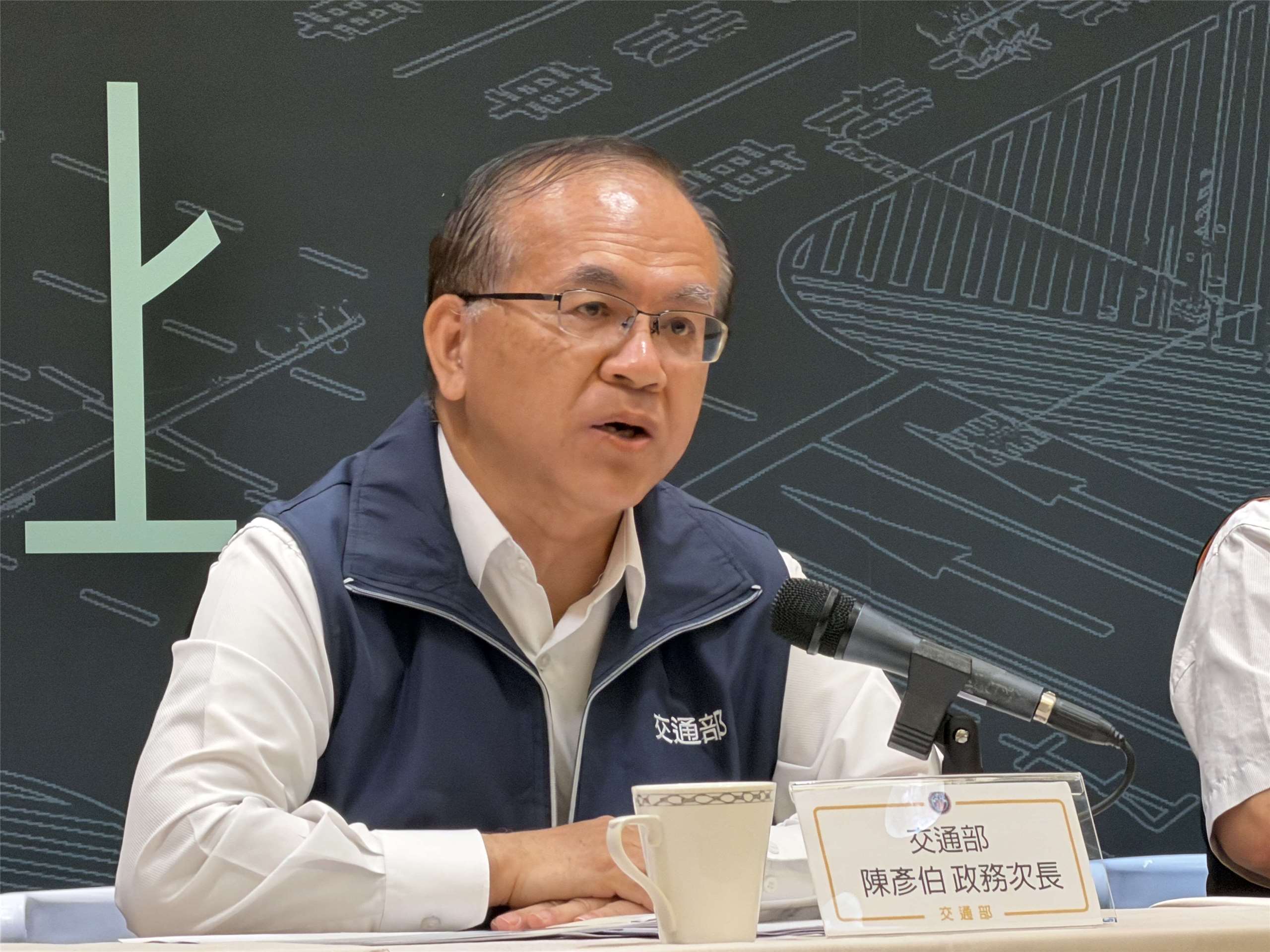 交通部政次陳彥伯28日表示，交通部將優先修正「道路交通安全規則」，透過現行的駕照管理策略，將毒駕納入高風險駕駛管理，通知換照並註記須完成戒癮治療後始得換照。(吳琍君攝)