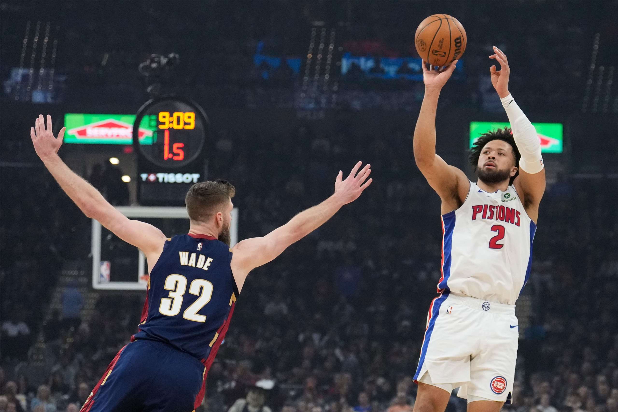 美國職籃NBA東區準決賽，底特律活塞隊在客場背水一戰，主將康寧漢(Cade Cunningham)(身穿2號球衣)在克利夫蘭騎士隊的韋德(32號)的防守下投籃。 (AP/達志影像)
