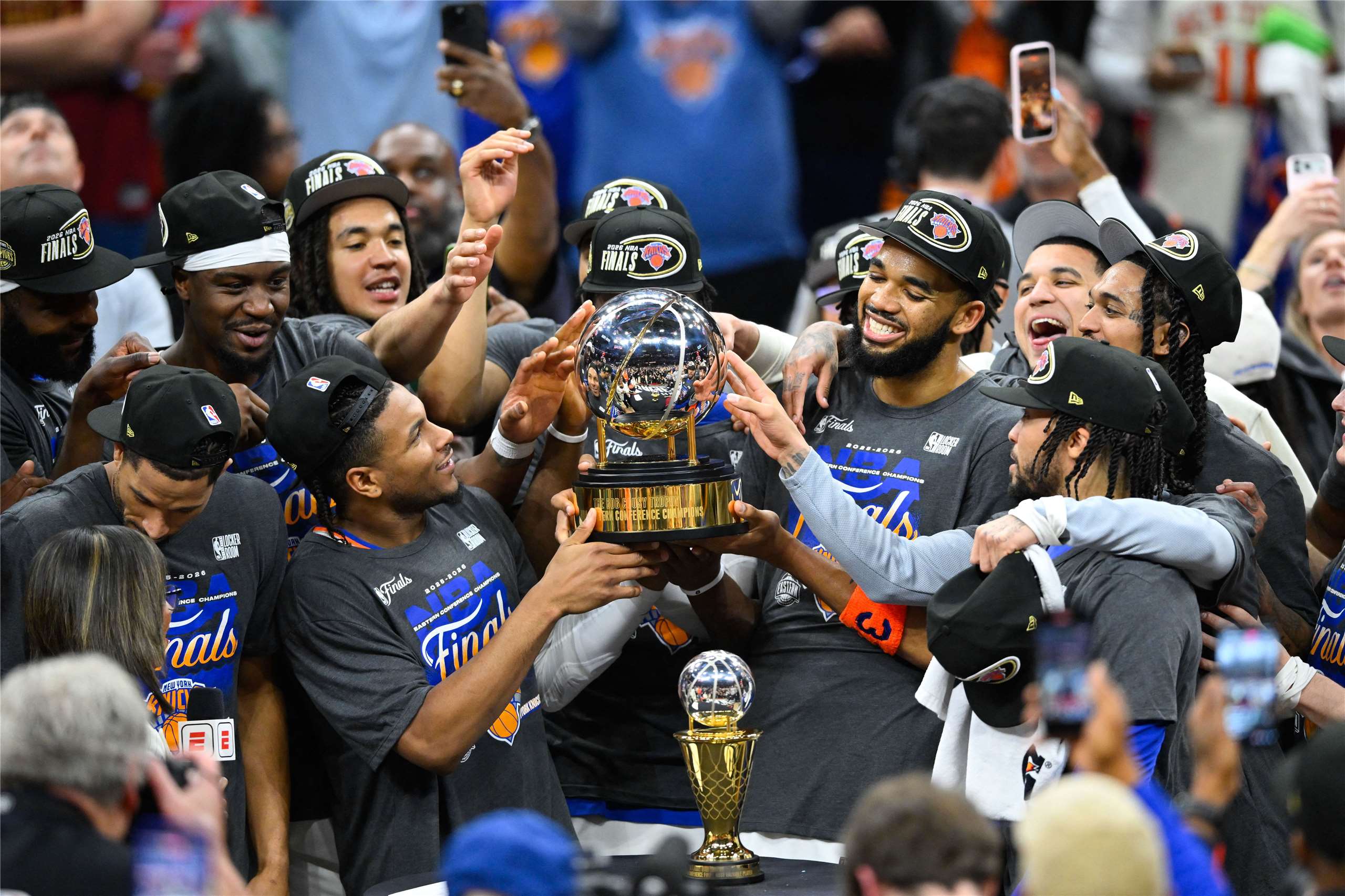NBA東區決賽第4戰，紐約尼克(New York Knicks)以130比93強勢拿下比賽，奪下東區冠軍。