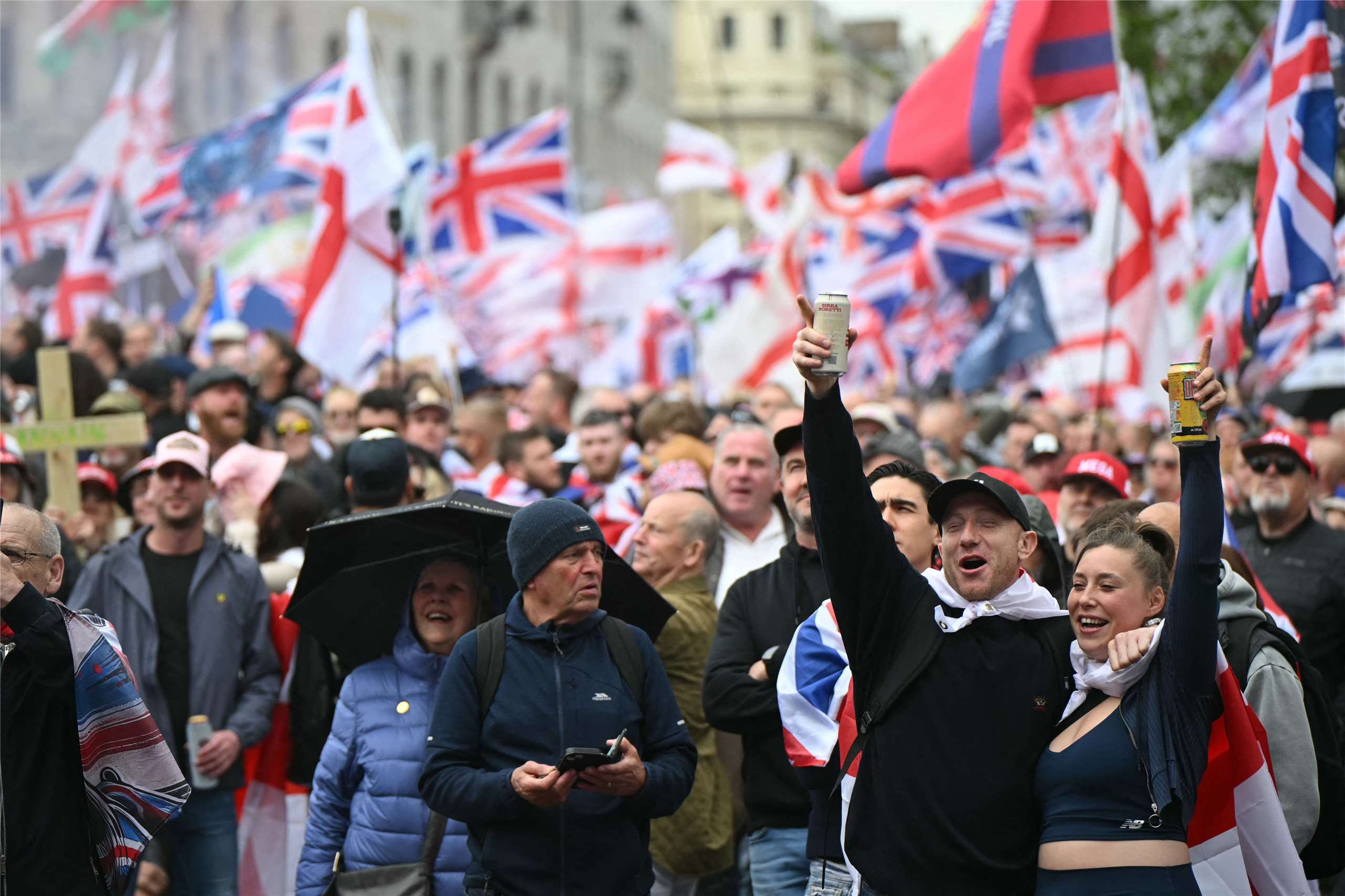 英國極右派活動人士羅賓森(Tommy Robinson)的支持者參加16日在倫敦舉辦的遊行。