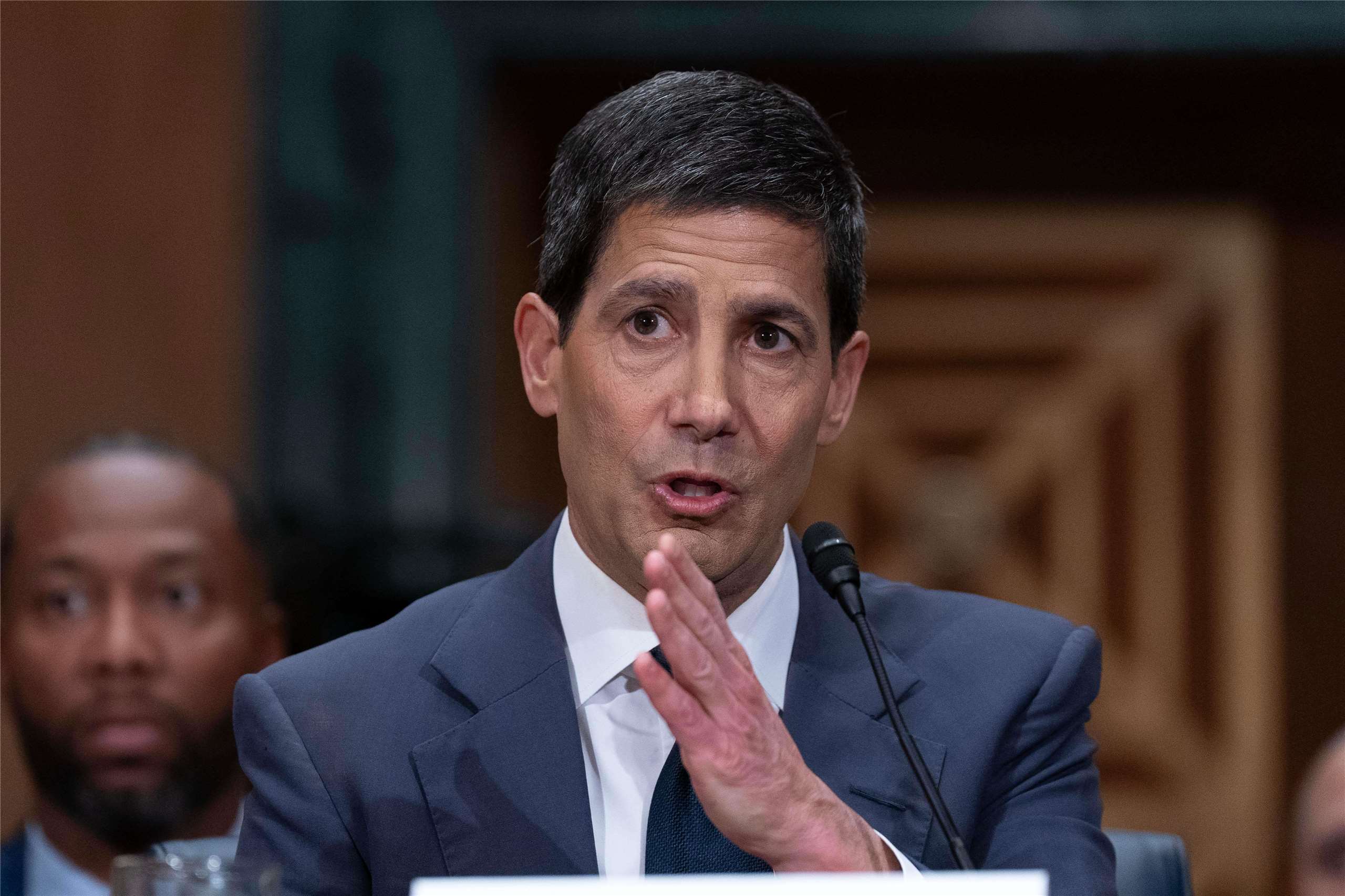 美國聯邦參議院13日確認通膨「鷹派」華許(Kevin Warsh)成為聯準會(Fed)新任主席。圖為華許4月21日出席聽證會。