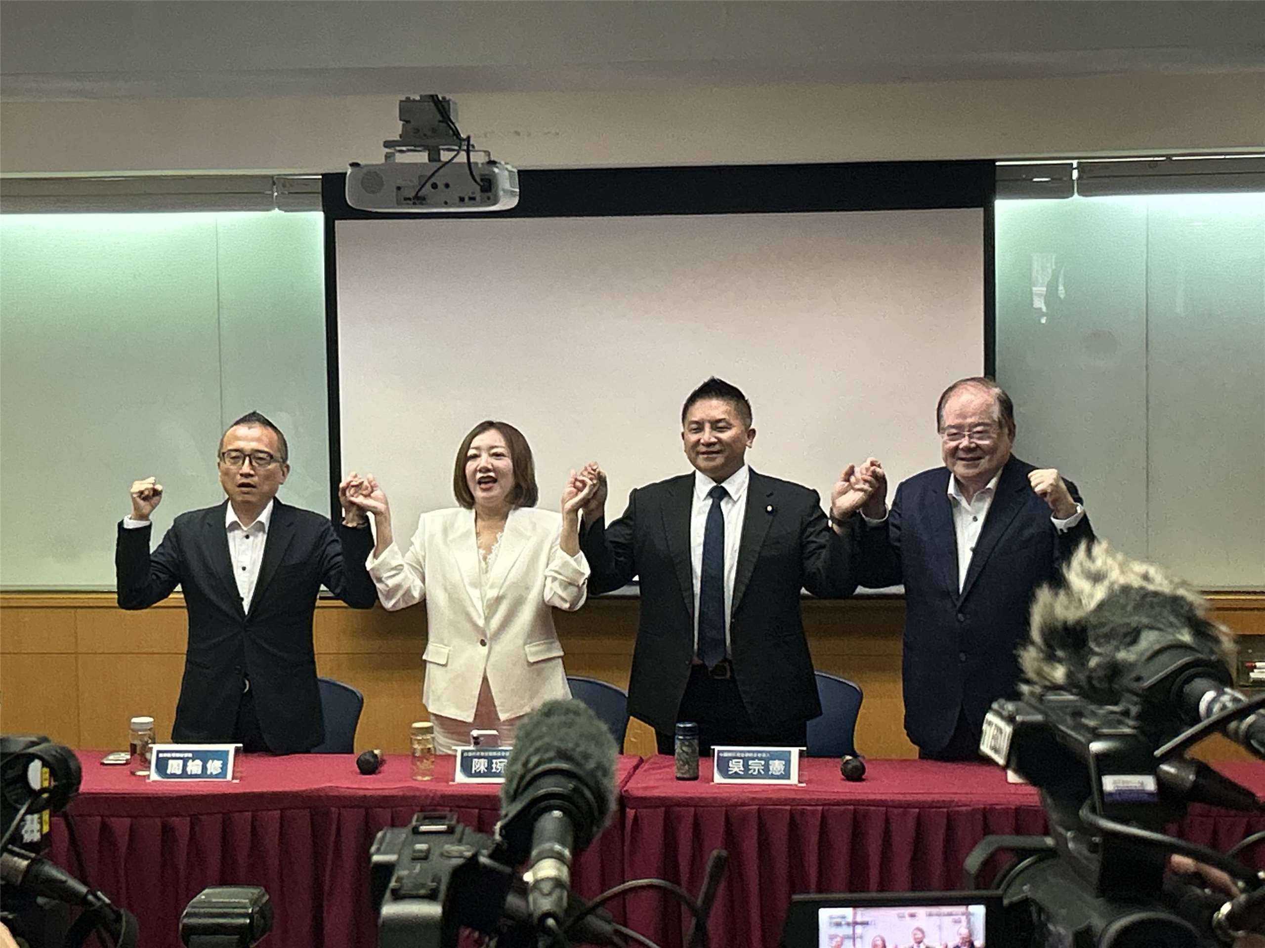國民黨與民眾黨將在宜蘭縣長共推人選，由國民黨提名的國民黨立委吳宗憲(右2)與民眾黨提名的民眾黨宜蘭縣黨部主委陳琬惠(左2)競爭，雙方4日舉民調結果發布記者會，民調結果由吳宗憲勝出，將對戰民進黨參選人林國漳。(趙婉淳 攝)

