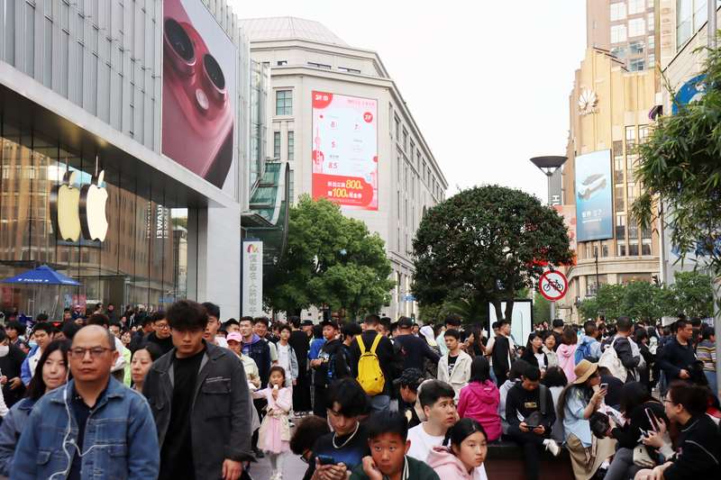 中國國務院22日發布「關於推行常住地提供基本公共服務的實施意見」，要求地方逐步取消基本公共服務與戶籍掛鉤限制，讓未設籍人口與戶籍人口同等享有基本公共服務。圖為上海南京路步行街逛街人潮。資料照。