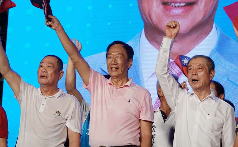 國民黨屏東縣議長周典論（右）涉以500萬元助郭台銘（中）總統連署案。 (圖：中央社檔案照)