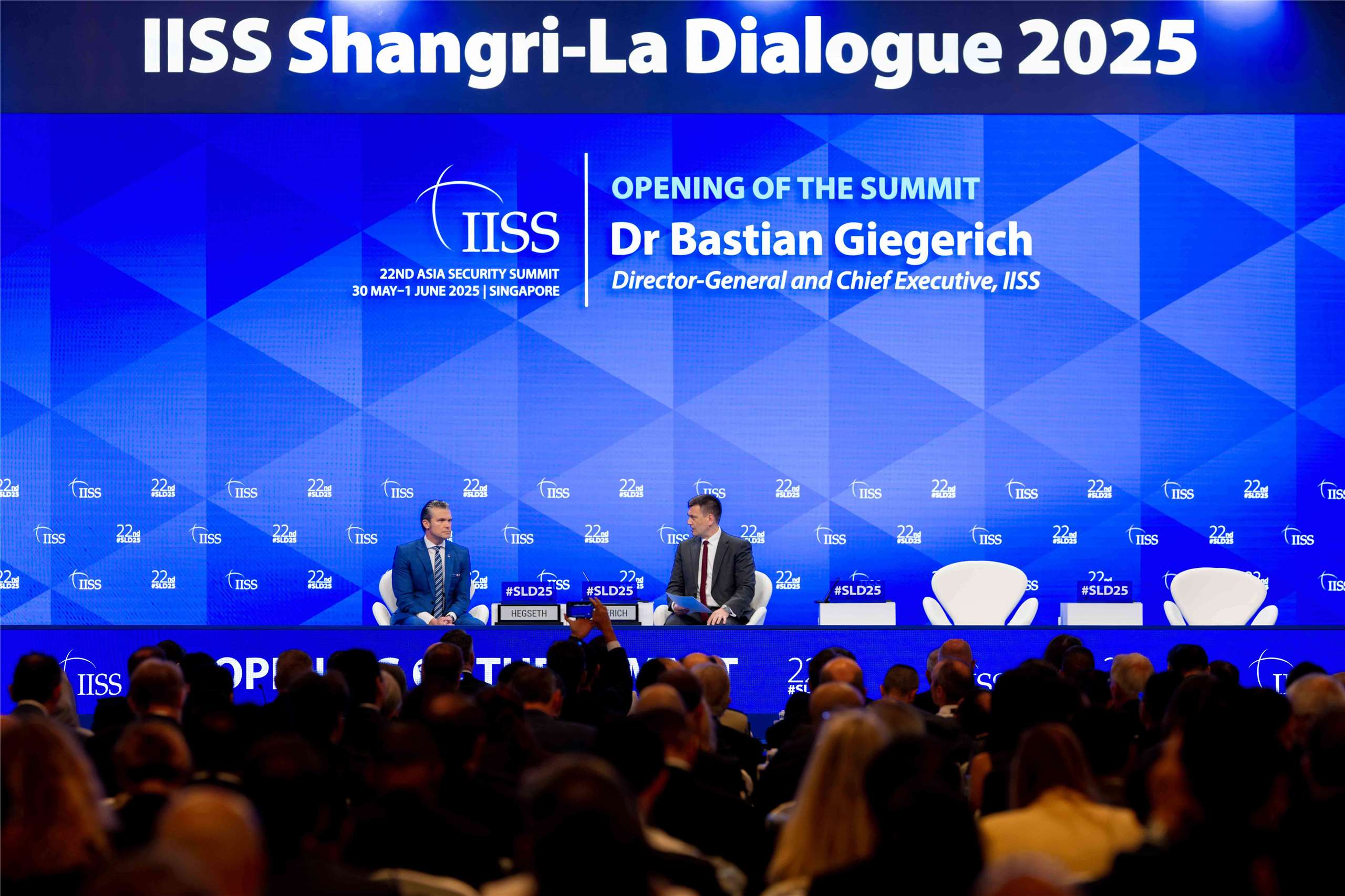 亞太地區重要防務會議香格里拉對話(Shangri-La Dialogue)將於29日至31日在新加坡登場，外界預料伊朗戰爭與台海議題將成焦點。圖為去年(2025年)美國國防部長赫格塞斯出席香格里拉對話首次全體會議。(圖取自國際戰略研究所官網)