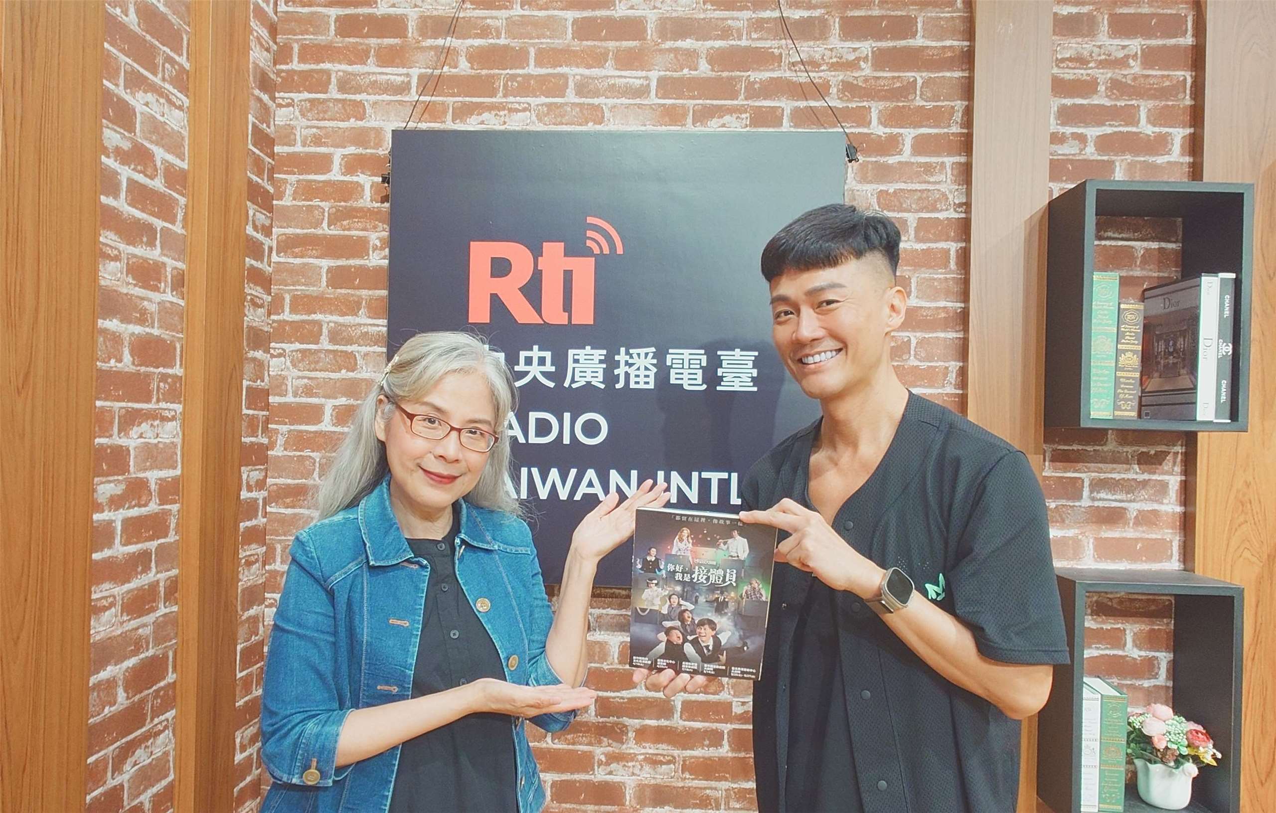 Voice to the World主持人介文專訪歌者及演員林俊逸，談黑色幽默音樂劇《你好，我是接體員》