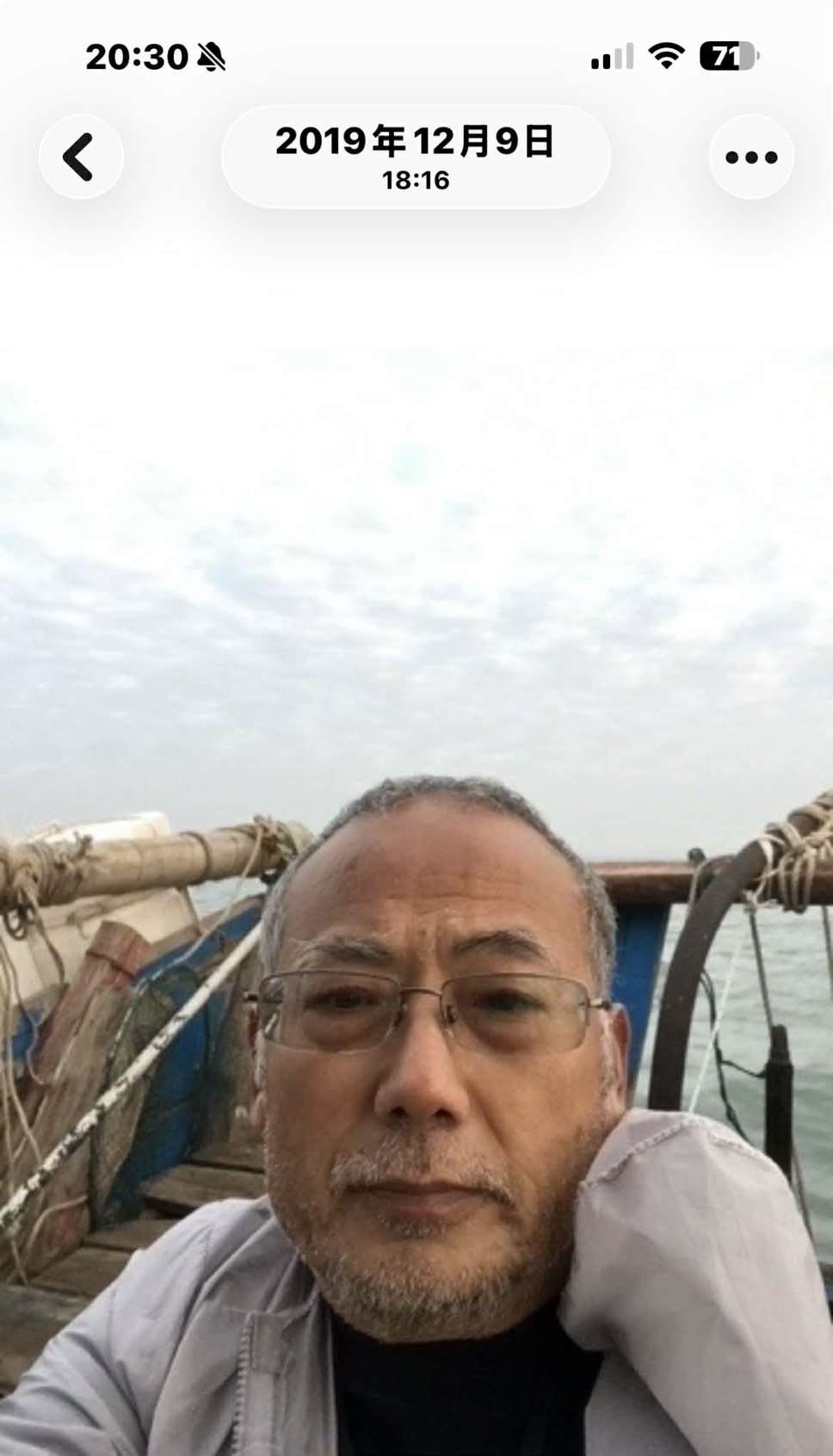2019年12月9日董廣平從福建石獅下海，試圖游泳到金門，在海裡9個小時，被中國漁民救起，這是他在小漁船上自拍的照片。（圖：盛雪提供）