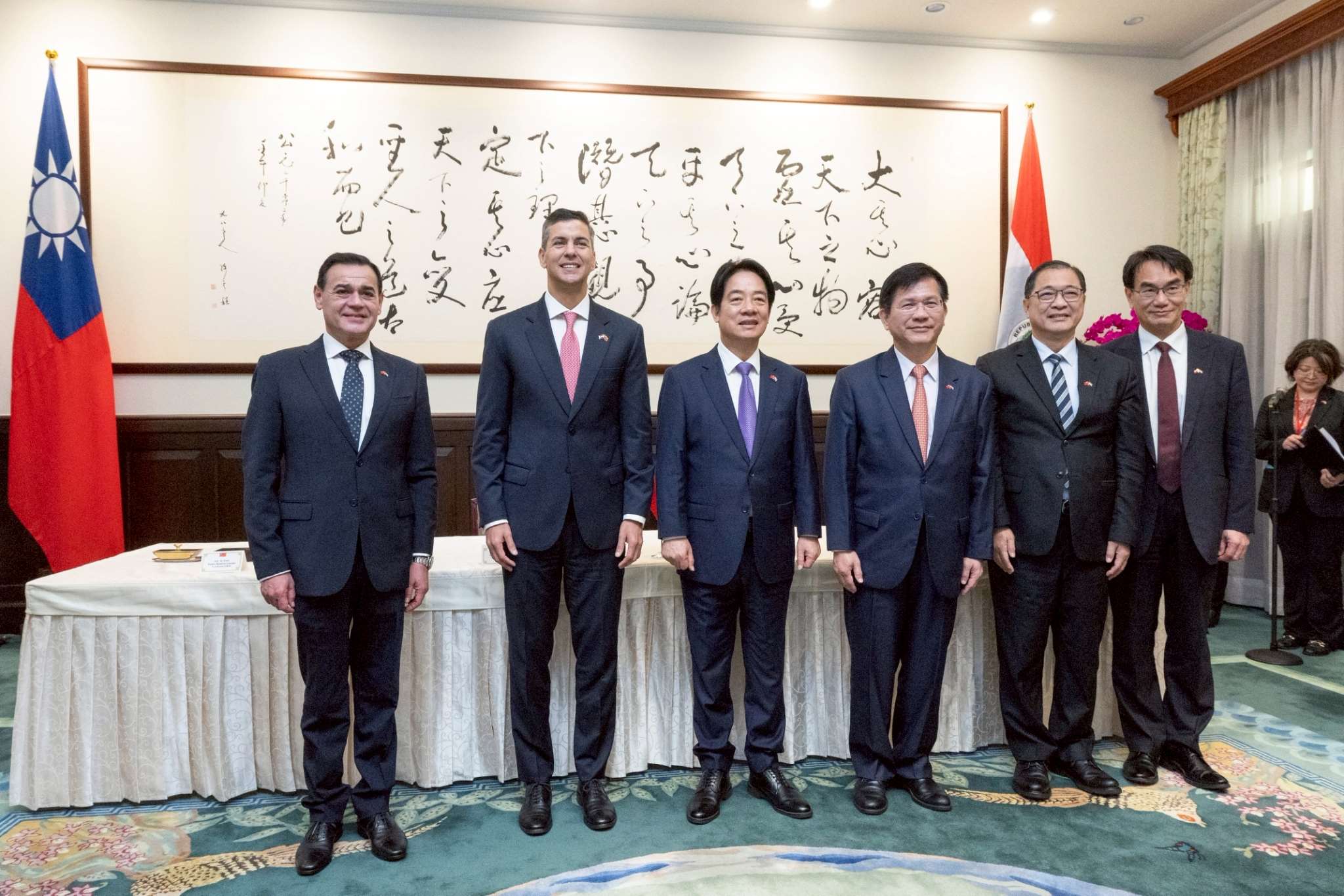 賴清德總統(左3)與巴拉圭總統潘尼亞(左2)8日於總統府共同見證台巴司法互助條約完成簽署，深化司法合作。(法務部提供)