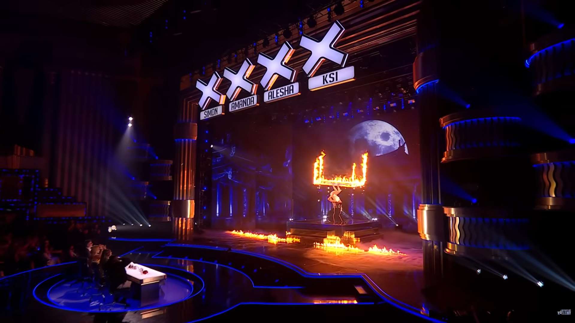 「英國達人秀」(Britain's Got Talent)舉行總決賽，來自台灣的「即將成真火舞團」團員楊立微和她的丈夫搭檔賴寬誌未能奪冠，但進入總決賽已締造歷史，是台灣首次有表演者登上「英國達人秀」總決賽舞台。(翻攝Britain's Got Talent YouTube頻道)