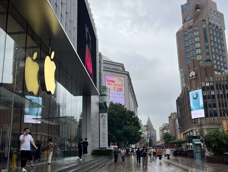 蘋果中國15日調降iPhone 17系列手機價格，全部直降人民幣1000元。圖為上海市南京東路的蘋果零售店。 (圖：中央社檔案照)