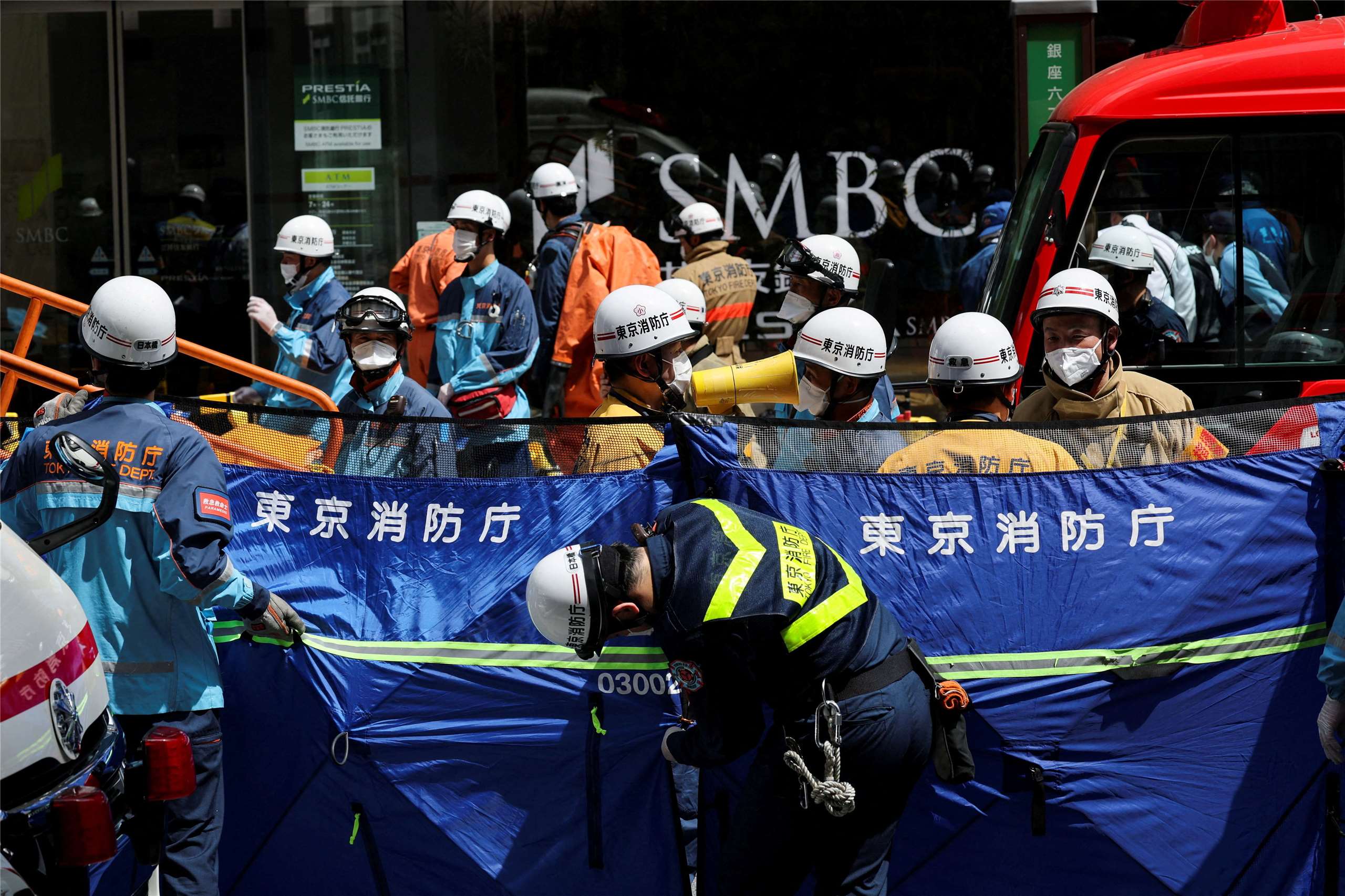 日本銀座商場GINZA SIX附近「出現異味」，逾20人表示喉嚨等部位感到疼痛。圖為救援人員聚集在購物中心前。