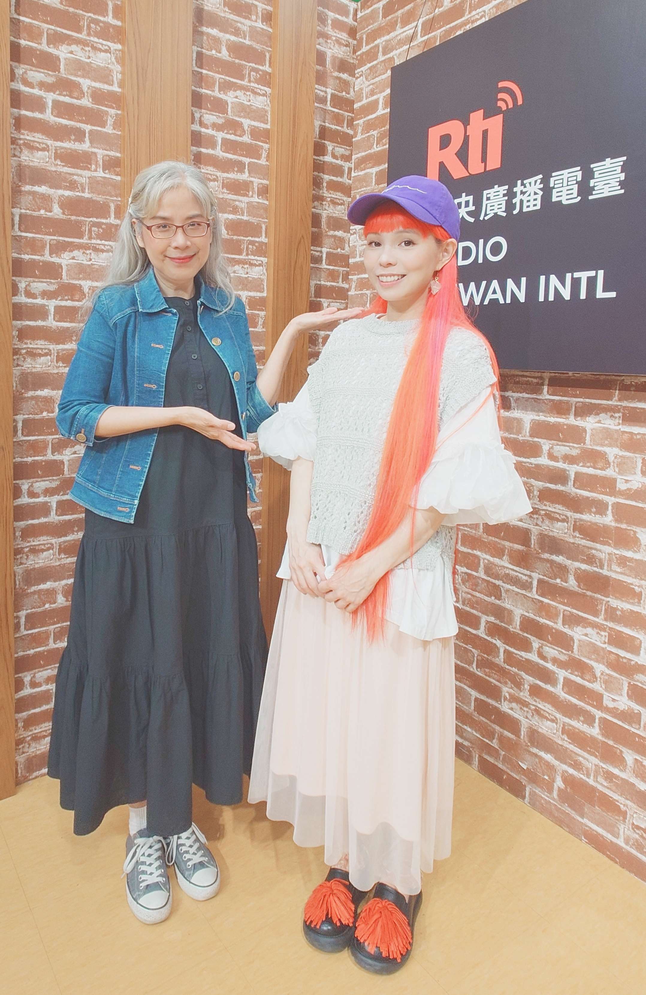 Voice to the World節目主持人介文，專訪歌手、詞曲作家、音樂製作人、電台DJ、舞台劇演員~許哲珮