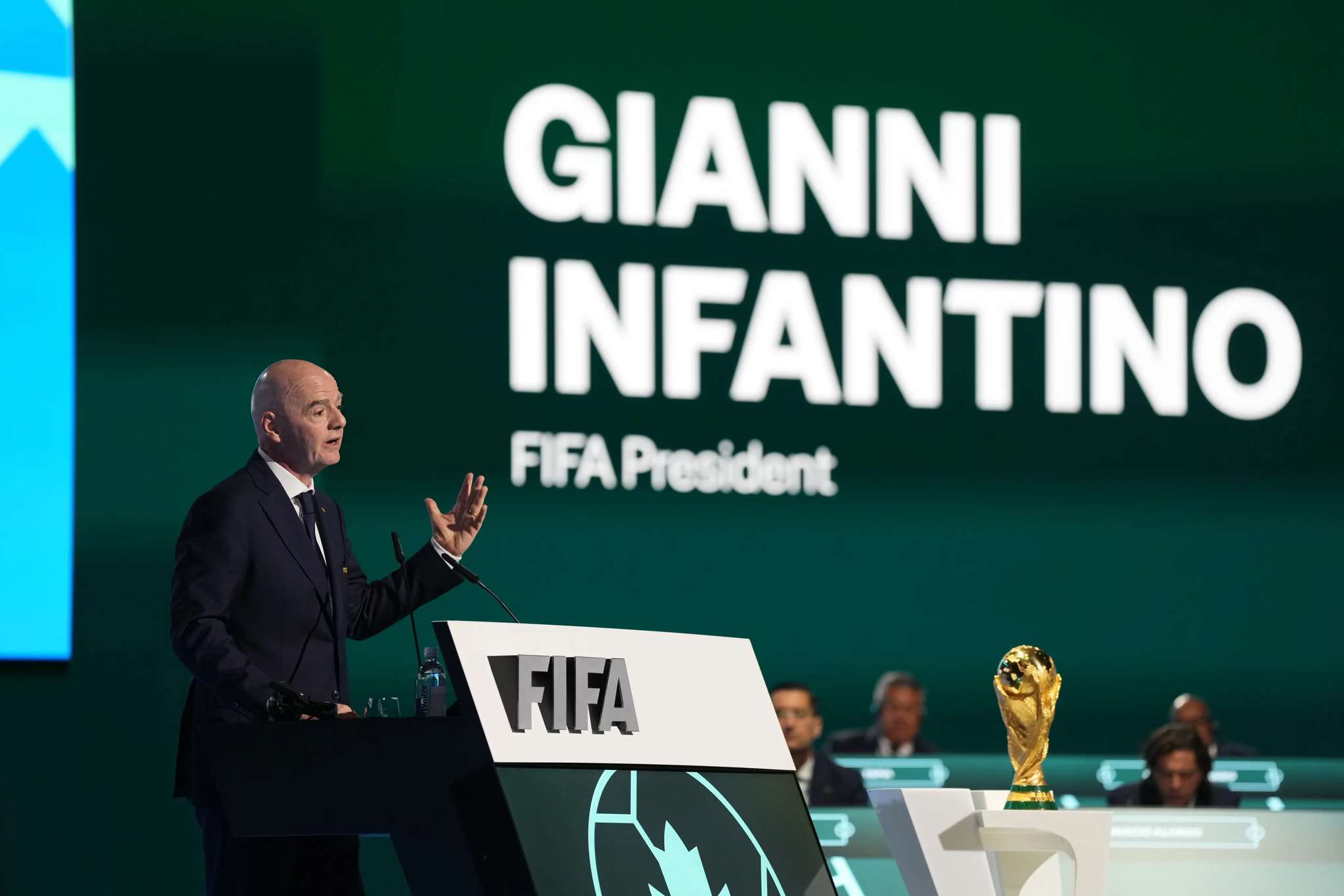 國際足總(FIFA)主席英凡提諾(Gianni Infantino)30日在足總峰會開幕式上重申，伊朗將依計劃在美國參加世界盃。(圖:FIFA)
