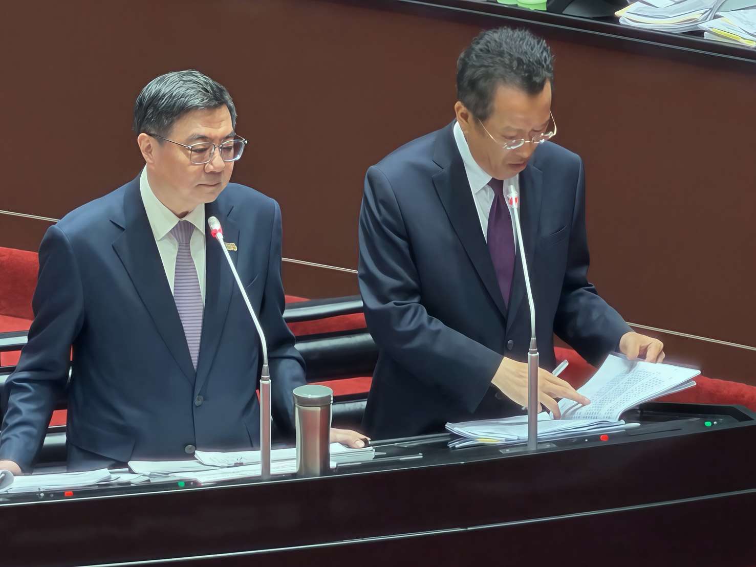 行政院長卓榮泰(左)及國防部長顧立雄19日在立院法進行「保衛國家安全及強化不對稱戰力計畫第一批發價書採購特別預算案籌編相關事項」專案報告並備質詢。(鄭佑漢 攝)
