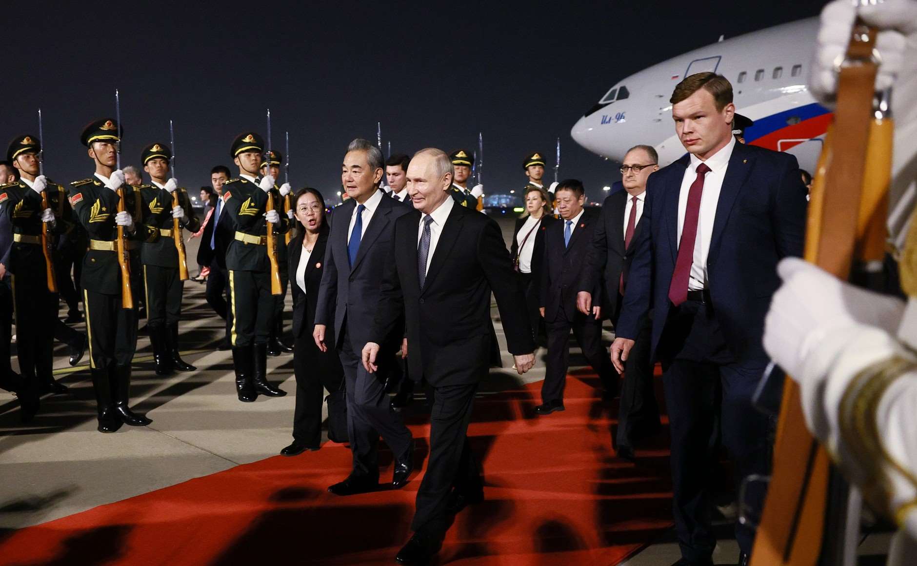 俄羅斯總統普丁(Vladimir Putin)19日晚間乘坐專機抵達北京，由中國外交部長王毅接機。(圖:克宮)