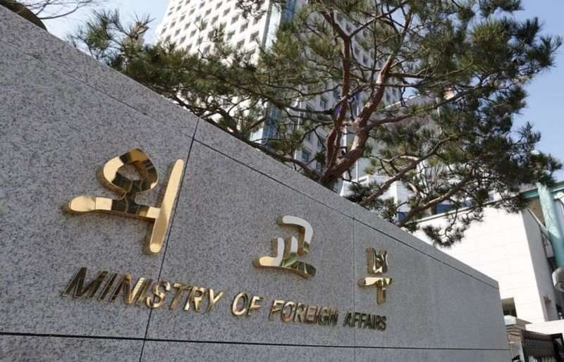 韓國外交部表示，首爾時間4日晚間8時40分左右，一艘由韓國航運公司營運、錨泊於荷莫茲海峽內阿拉伯聯合大公國附近的船隻爆炸起火。 (圖:南韓外交部網站)