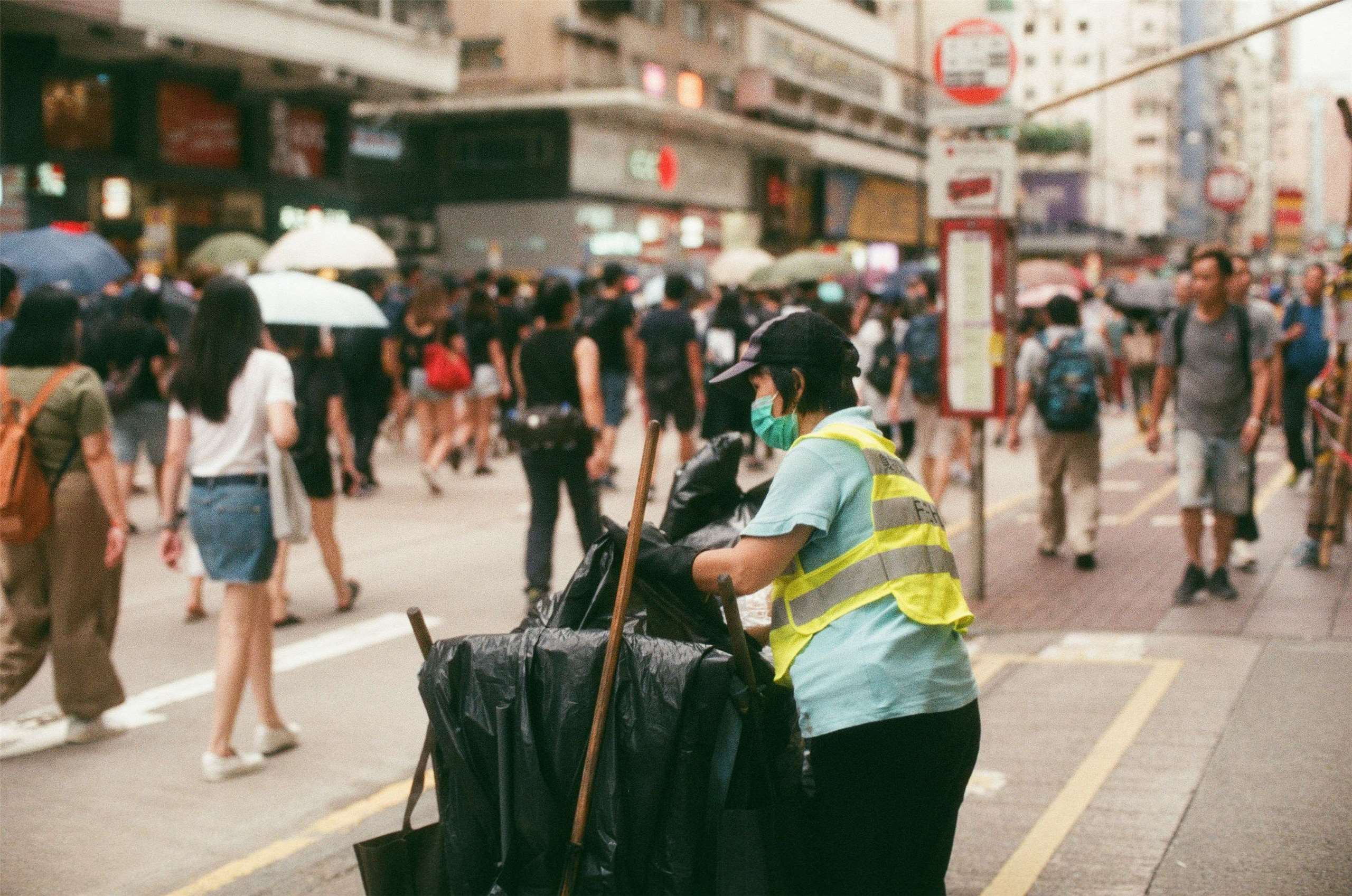圖為香港街道打掃的清潔員。示意圖。(Lai Man Nung /Unsplash圖庫)