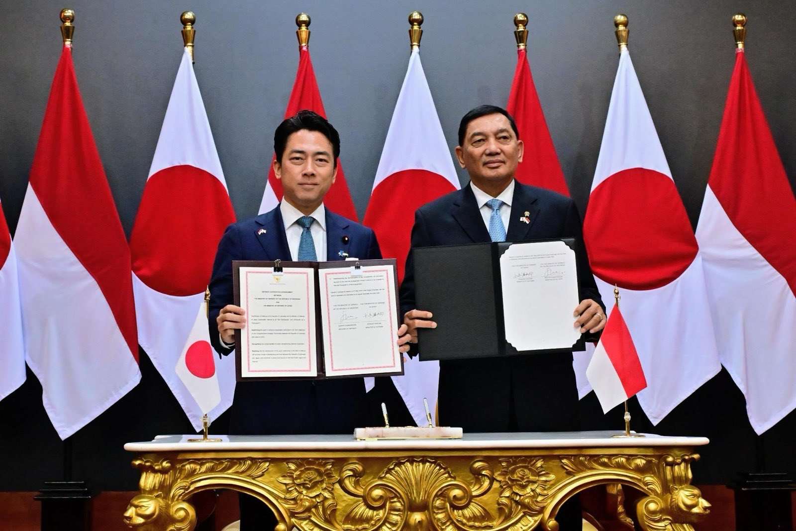 日本防衛大臣小泉進次郎、印尼國防部長夏弗里(Sjafrie Sjamsoeddin)4日在雅加達簽署國防合作協議。 (圖:X@ModJapan_jp)