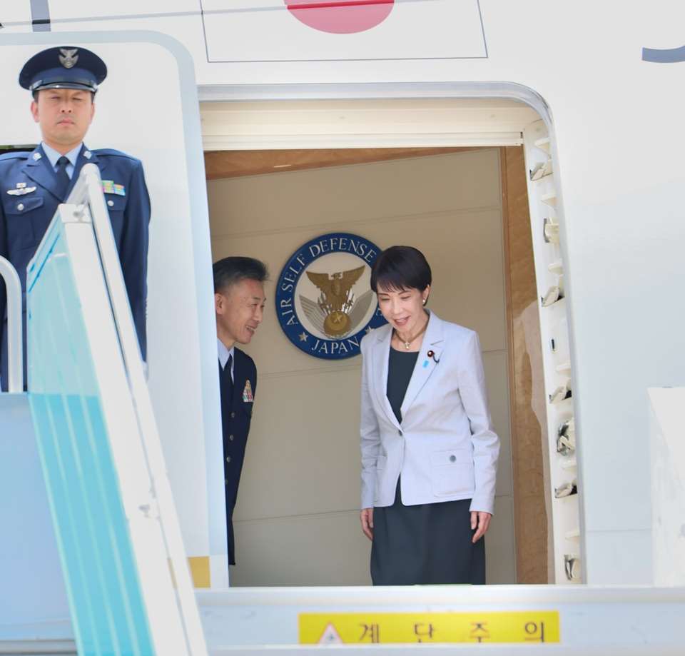 日本首相高市早苗19日中午搭乘專機抵達大邱機場，將展開2天1夜的訪問行程。(圖翻攝X@kantei)
