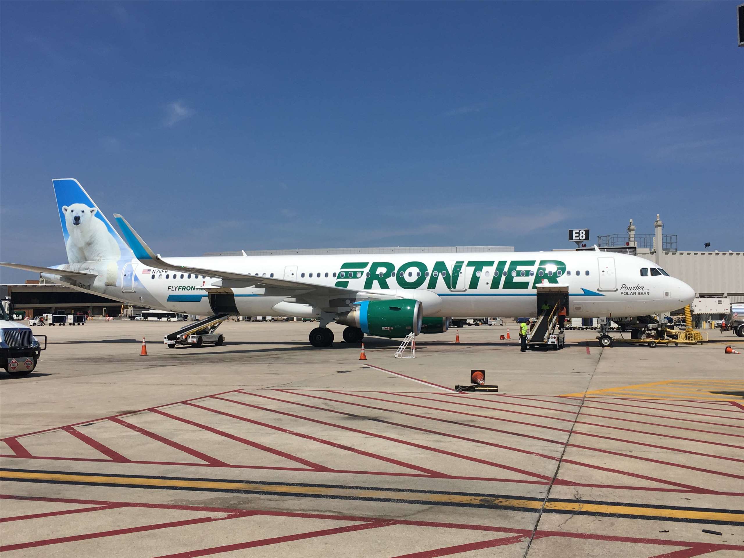 美國丹佛國際機場一架邊疆航空班機8日晚間在準備起飛時，在跑道上撞到1名擅闖禁區者，導致飛機發動機起火。圖為美國邊疆航空(Frontier Airlines)班機。(維基百科/CC BY-SA 4.0)
